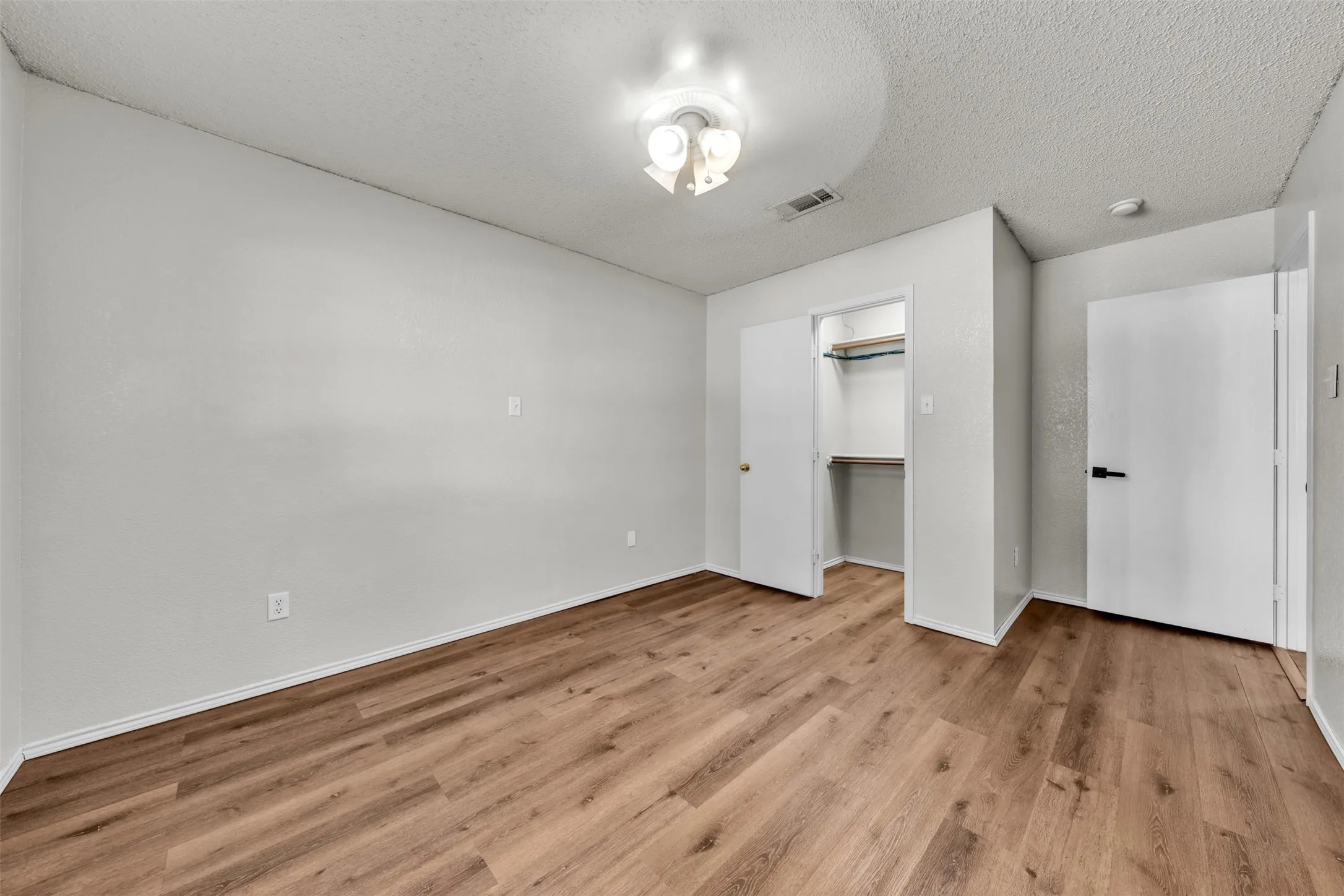 Single Family Residence For Sale in Johnson County , 1017 Aaron Drive, Burleson, Texas 76028, 4 Bedroom, 2 Bathroom, 2 Garage spaces, 1,964 Sqft, built in 2003, mls#21347762, Real Estate Agent in Burleson, Homes For Sale in Johnson county, Homes For Sale in Burleson, Realtor in Burleson Texas, Real Estate Brokerage Independent Realty Texas, Luminita Cordes Realtor