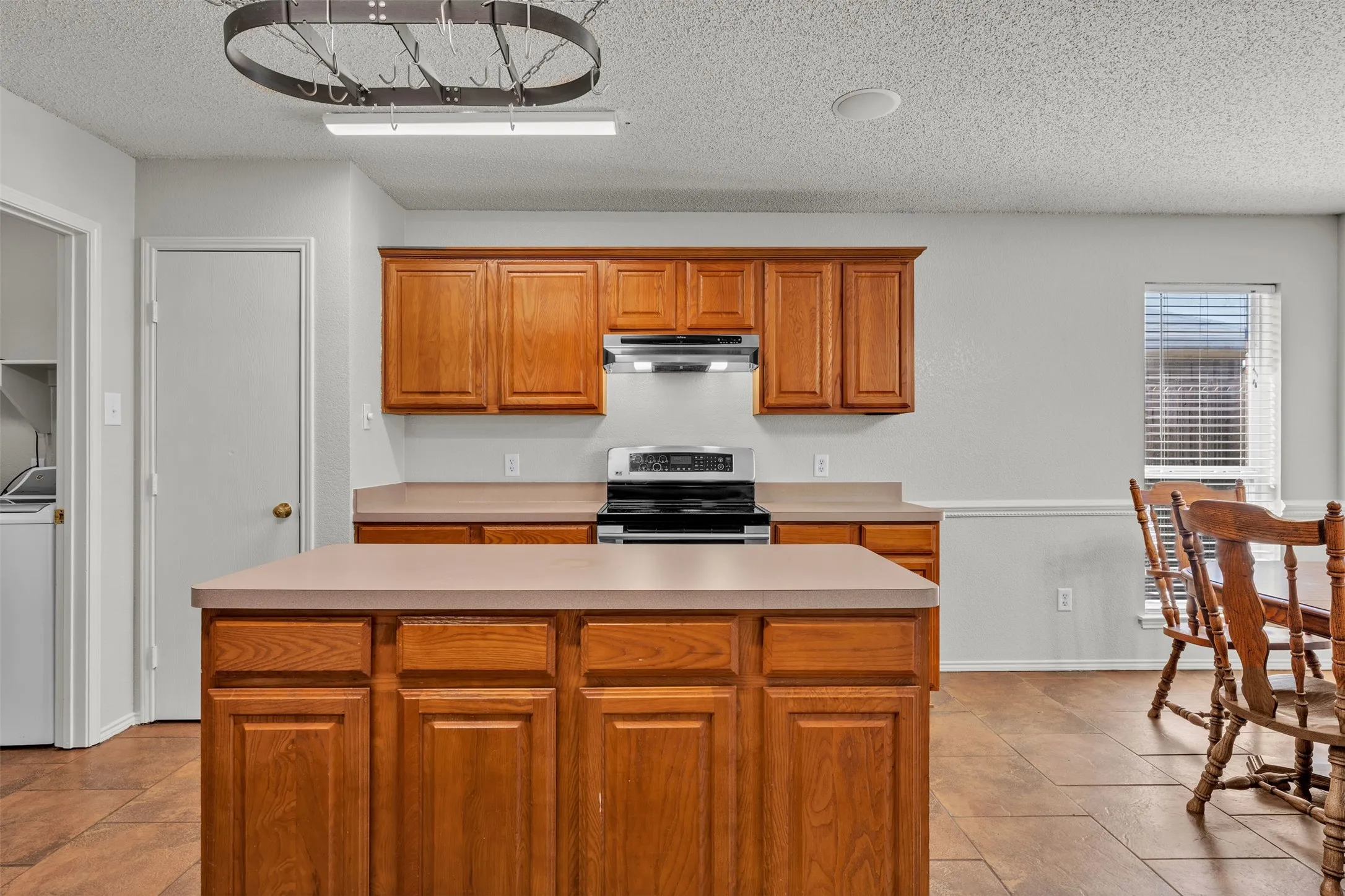 Single Family Residence For Sale in Johnson County , 1017 Aaron Drive, Burleson, Texas 76028, 4 Bedroom, 2 Bathroom, 2 Garage spaces, 1,964 Sqft, built in 2003, mls#21347762, Real Estate Agent in Burleson, Homes For Sale in Johnson county, Homes For Sale in Burleson, Realtor in Burleson Texas, Real Estate Brokerage Independent Realty Texas, Luminita Cordes Realtor