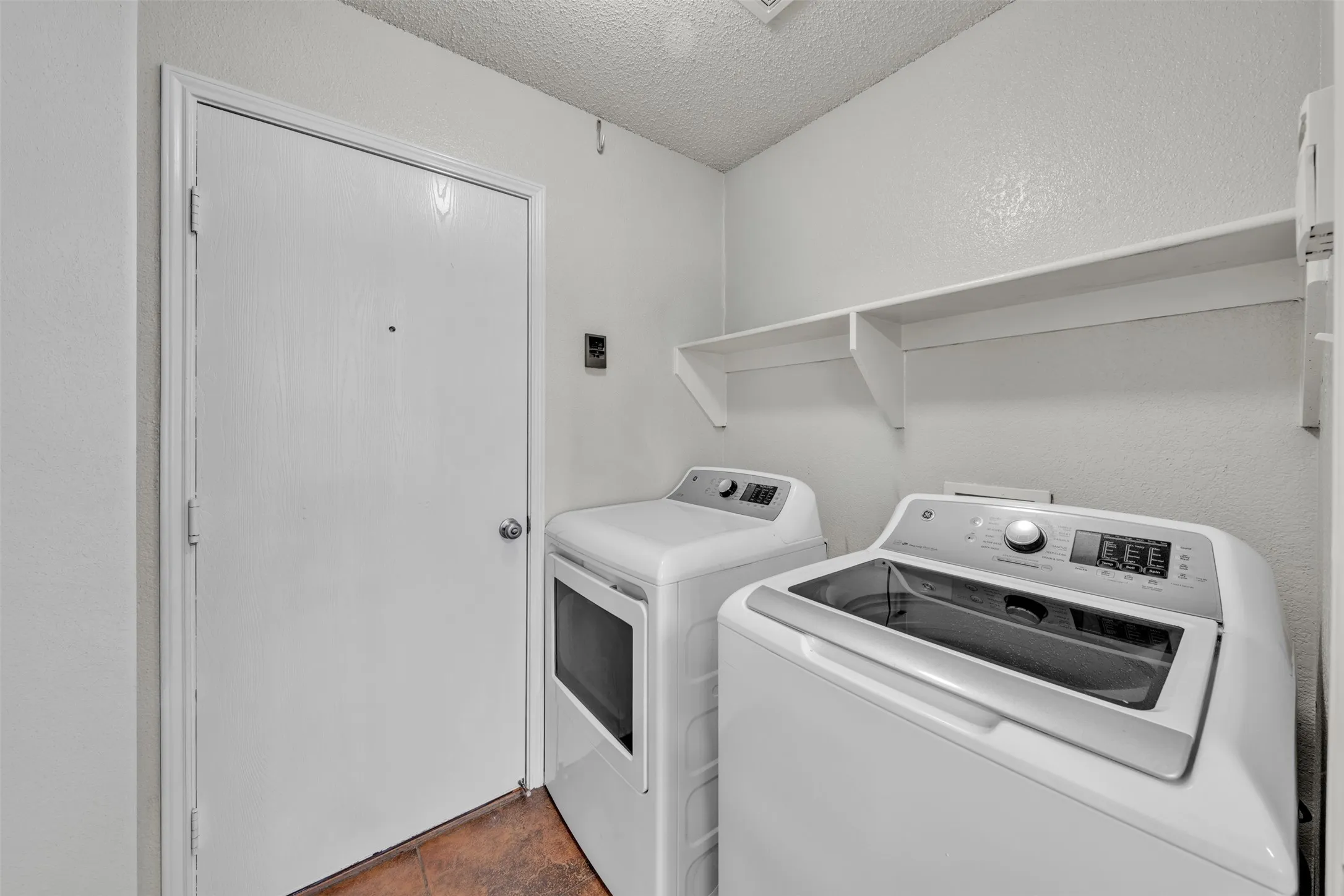 Single Family Residence For Sale in Johnson County , 1017 Aaron Drive, Burleson, Texas 76028, 4 Bedroom, 2 Bathroom, 2 Garage spaces, 1,964 Sqft, built in 2003, mls#21347762, Real Estate Agent in Burleson, Homes For Sale in Johnson county, Homes For Sale in Burleson, Realtor in Burleson Texas, Real Estate Brokerage Independent Realty Texas, Luminita Cordes Realtor