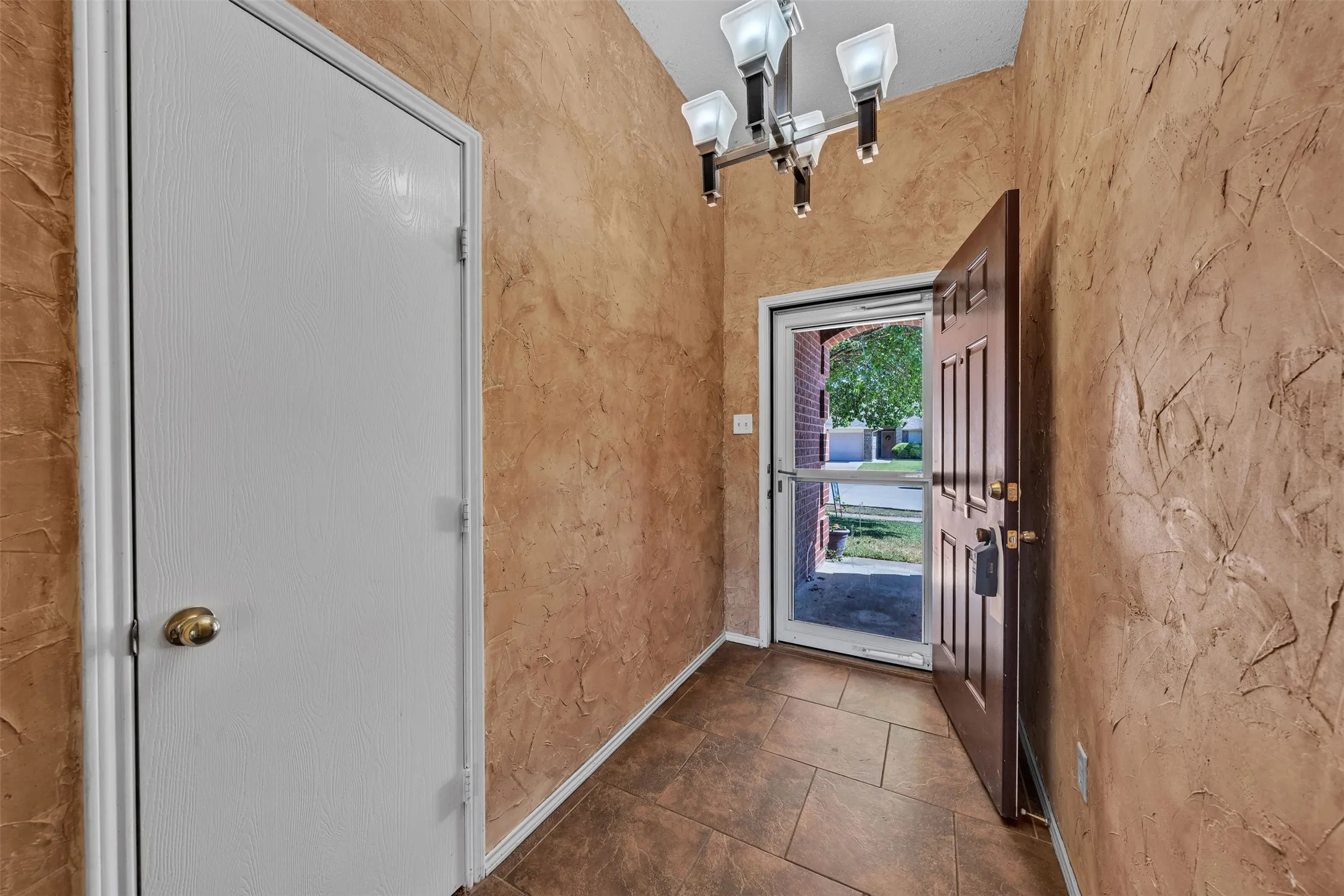 Single Family Residence For Sale in Johnson County , 1017 Aaron Drive, Burleson, Texas 76028, 4 Bedroom, 2 Bathroom, 2 Garage spaces, 1,964 Sqft, built in 2003, mls#21347762, Real Estate Agent in Burleson, Homes For Sale in Johnson county, Homes For Sale in Burleson, Realtor in Burleson Texas, Real Estate Brokerage Independent Realty Texas, Luminita Cordes Realtor