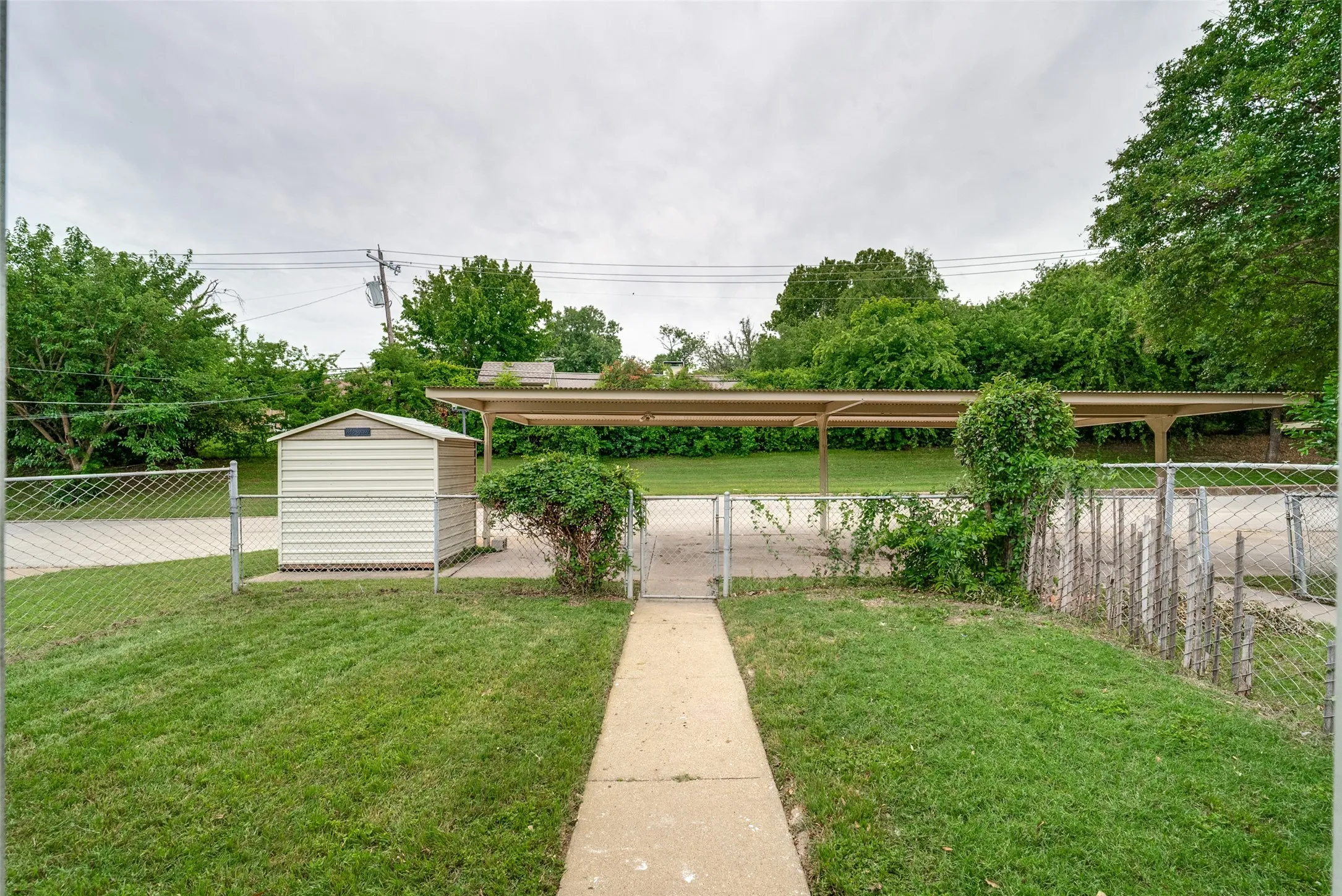 Townhouse For Rent in Tarrant County , 8805 N Normandale Street, Fort Worth, Texas 76116, 3 Bedroom, 2 Bathroom, Garage spaces, 1,474 Sqft, built in 1973, mls#21351408, Real Estate Agent in Fort Worth, Homes For Rent in Tarrant county, Homes For Rent in Fort Worth, Realtor in Fort Worth Texas, Real Estate Brokerage Independent Realty Texas, Luminita Cordes Realtor