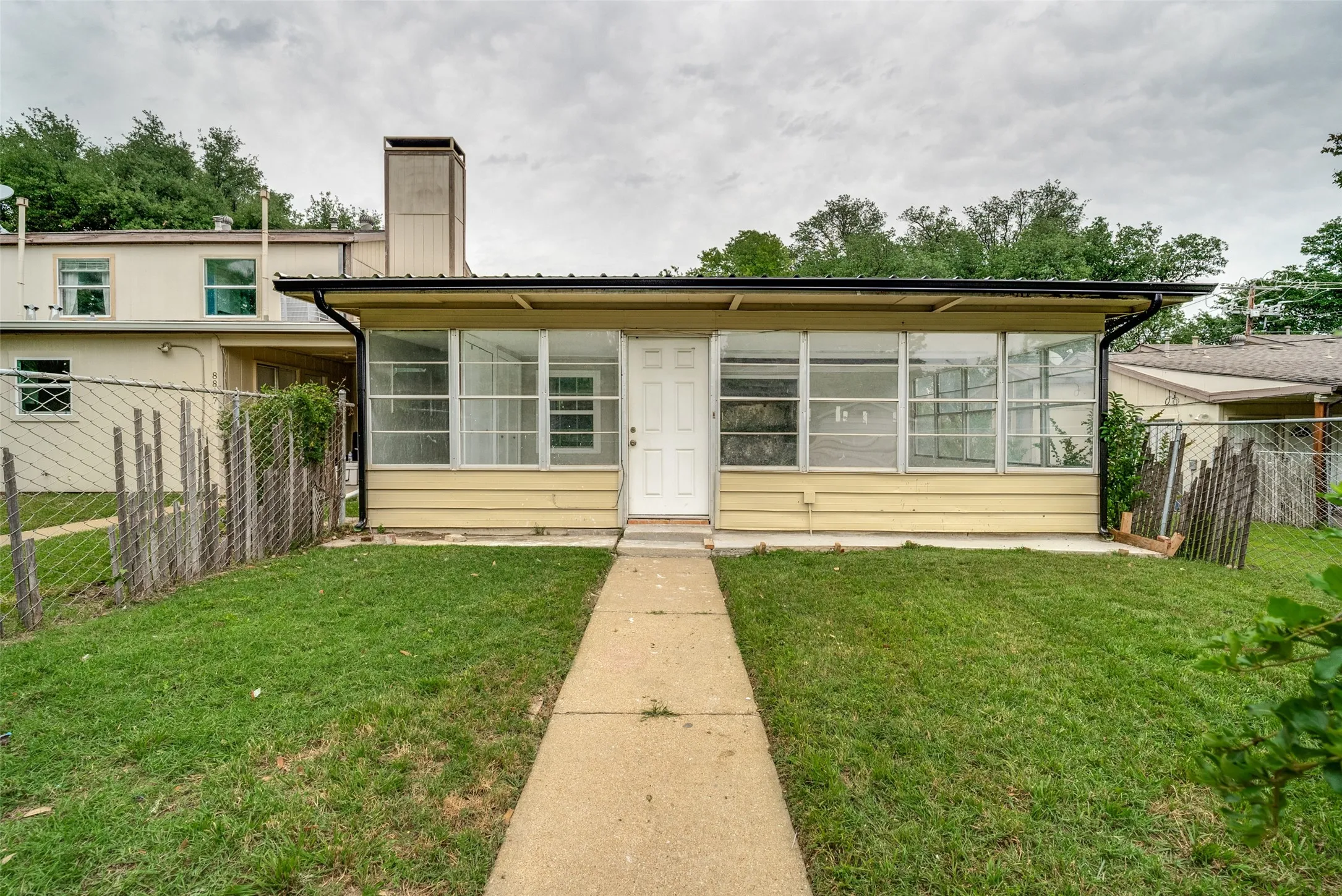 Townhouse For Rent in Tarrant County , 8805 N Normandale Street, Fort Worth, Texas 76116, 3 Bedroom, 2 Bathroom, Garage spaces, 1,474 Sqft, built in 1973, mls#21351408, Real Estate Agent in Fort Worth, Homes For Rent in Tarrant county, Homes For Rent in Fort Worth, Realtor in Fort Worth Texas, Real Estate Brokerage Independent Realty Texas, Luminita Cordes Realtor