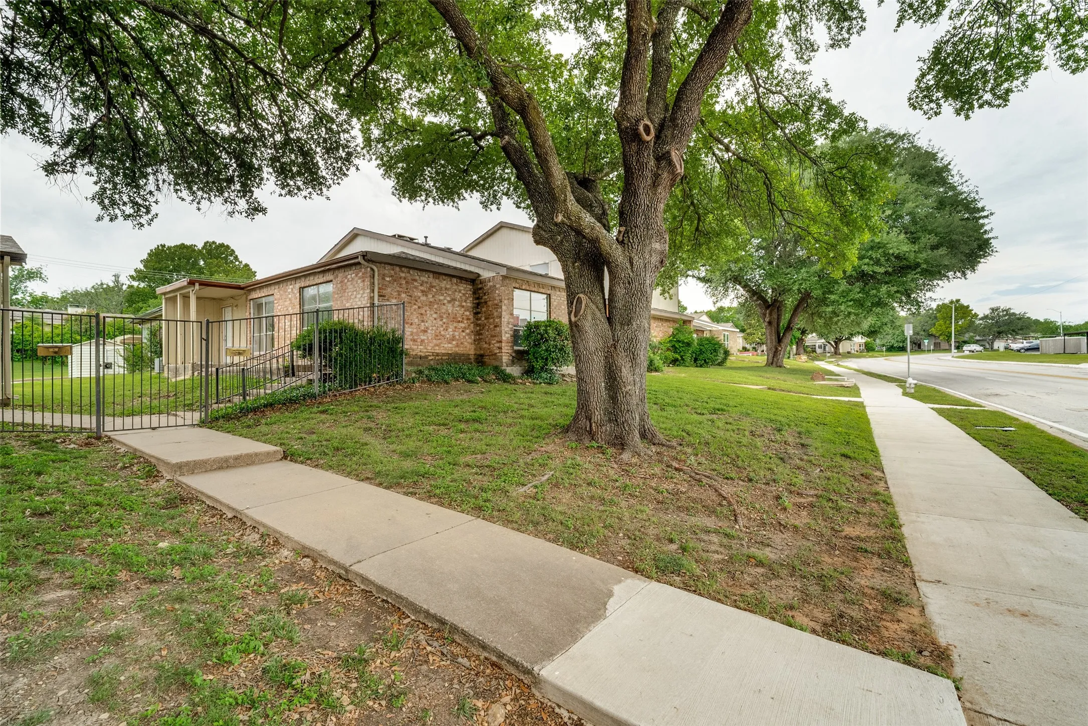 Townhouse For Rent in Tarrant County , 8805 N Normandale Street, Fort Worth, Texas 76116, 3 Bedroom, 2 Bathroom, Garage spaces, 1,474 Sqft, built in 1973, mls#21351408, Real Estate Agent in Fort Worth, Homes For Rent in Tarrant county, Homes For Rent in Fort Worth, Realtor in Fort Worth Texas, Real Estate Brokerage Independent Realty Texas, Luminita Cordes Realtor