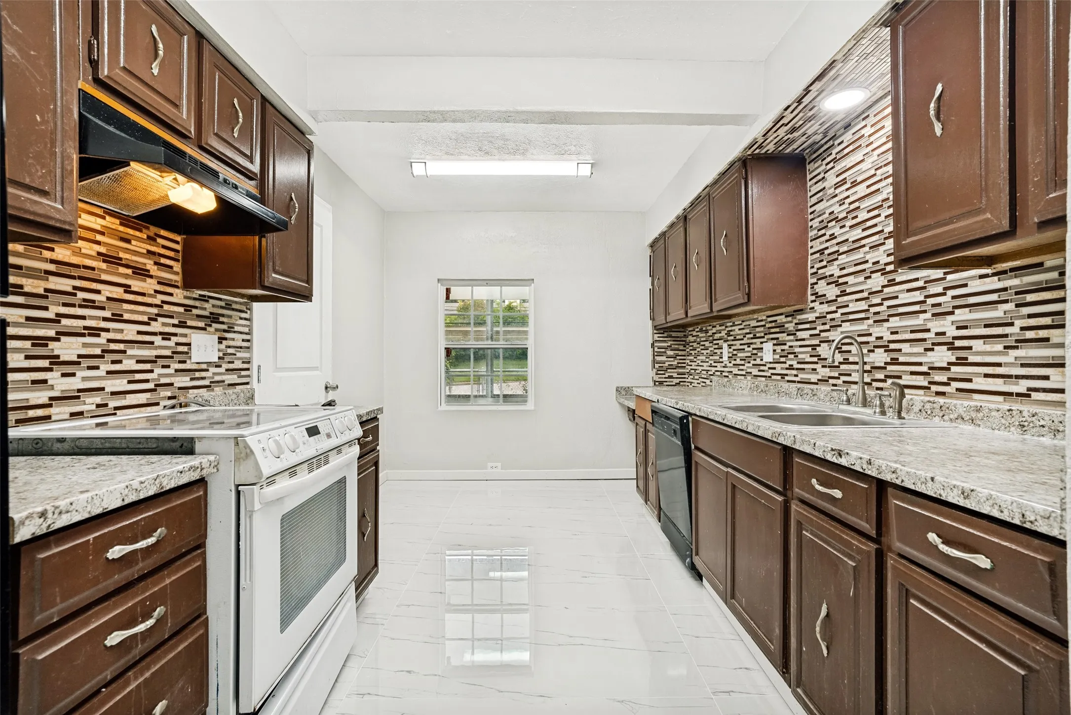 Townhouse For Rent in Tarrant County , 8805 N Normandale Street, Fort Worth, Texas 76116, 3 Bedroom, 2 Bathroom, Garage spaces, 1,474 Sqft, built in 1973, mls#21351408, Real Estate Agent in Fort Worth, Homes For Rent in Tarrant county, Homes For Rent in Fort Worth, Realtor in Fort Worth Texas, Real Estate Brokerage Independent Realty Texas, Luminita Cordes Realtor