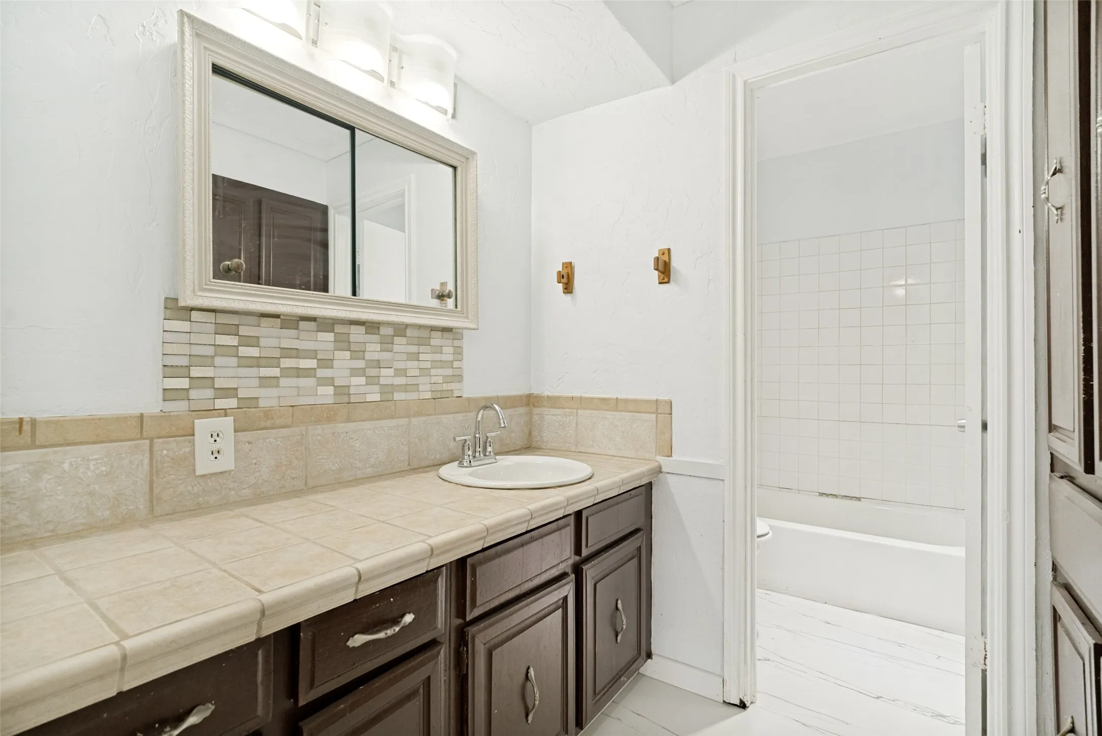 Townhouse For Rent in Tarrant County , 8805 N Normandale Street, Fort Worth, Texas 76116, 3 Bedroom, 2 Bathroom, Garage spaces, 1,474 Sqft, built in 1973, mls#21351408, Real Estate Agent in Fort Worth, Homes For Rent in Tarrant county, Homes For Rent in Fort Worth, Realtor in Fort Worth Texas, Real Estate Brokerage Independent Realty Texas, Luminita Cordes Realtor