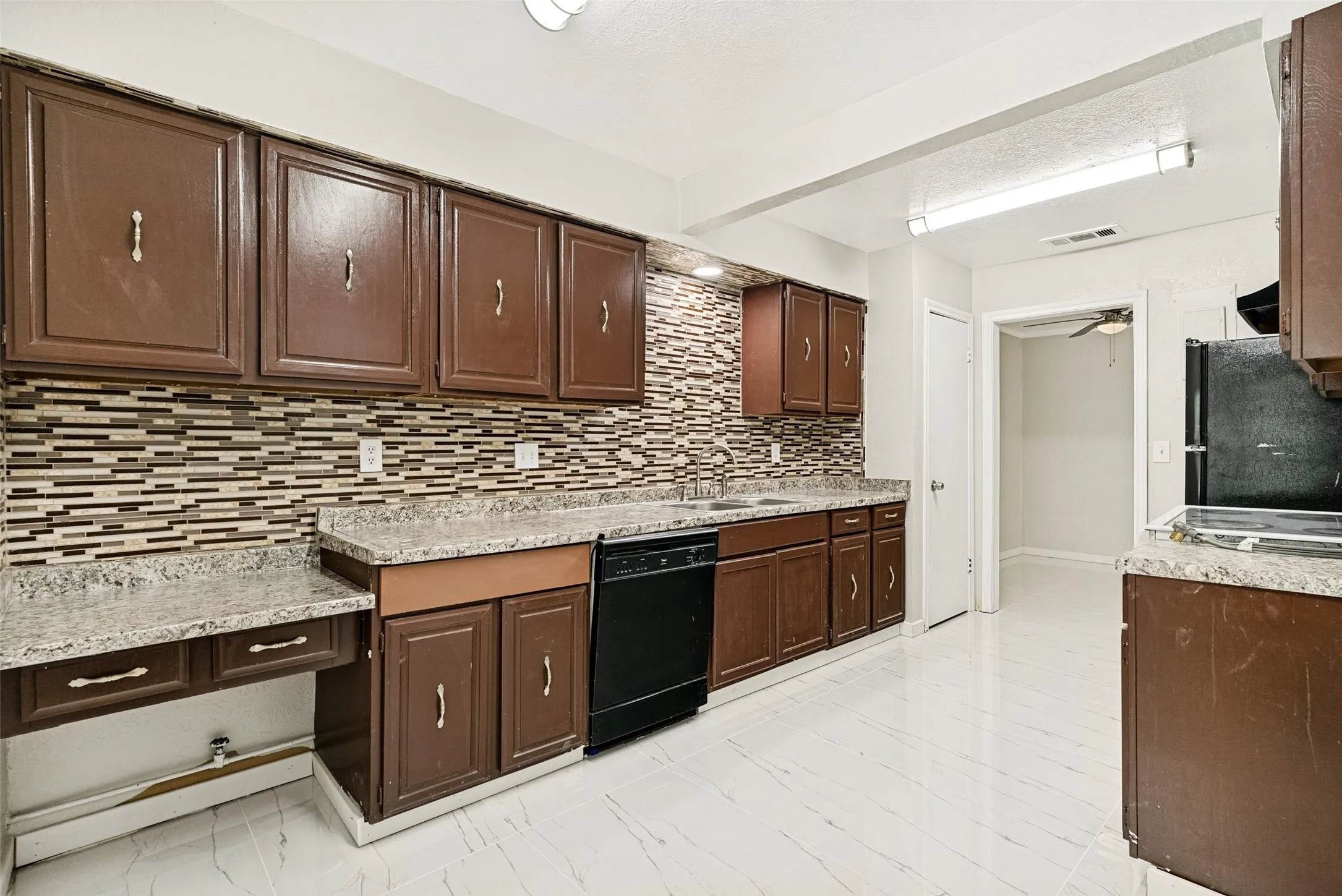 Townhouse For Rent in Tarrant County , 8805 N Normandale Street, Fort Worth, Texas 76116, 3 Bedroom, 2 Bathroom, Garage spaces, 1,474 Sqft, built in 1973, mls#21351408, Real Estate Agent in Fort Worth, Homes For Rent in Tarrant county, Homes For Rent in Fort Worth, Realtor in Fort Worth Texas, Real Estate Brokerage Independent Realty Texas, Luminita Cordes Realtor