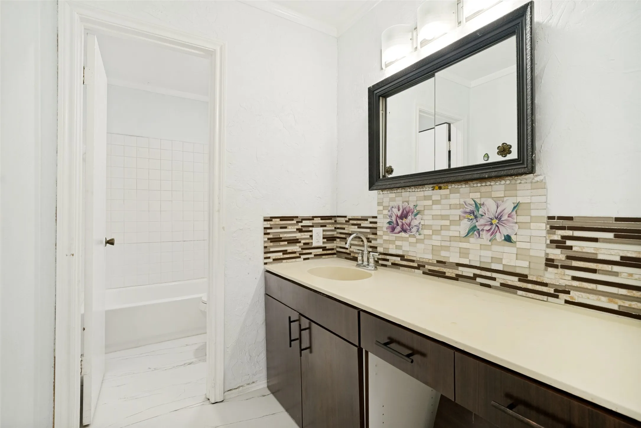 Townhouse For Rent in Tarrant County , 8805 N Normandale Street, Fort Worth, Texas 76116, 3 Bedroom, 2 Bathroom, Garage spaces, 1,474 Sqft, built in 1973, mls#21351408, Real Estate Agent in Fort Worth, Homes For Rent in Tarrant county, Homes For Rent in Fort Worth, Realtor in Fort Worth Texas, Real Estate Brokerage Independent Realty Texas, Luminita Cordes Realtor