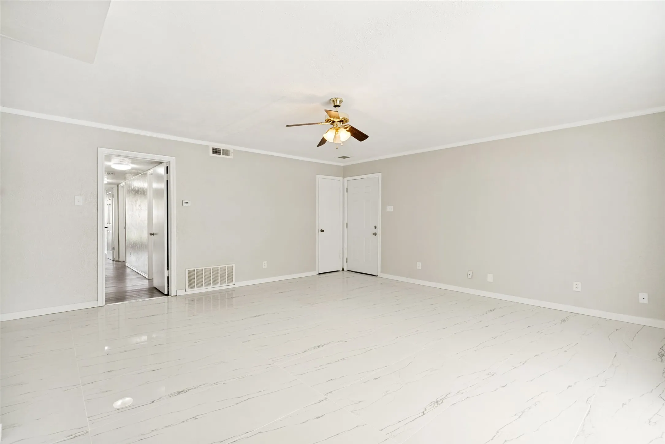 Townhouse For Rent in Tarrant County , 8805 N Normandale Street, Fort Worth, Texas 76116, 3 Bedroom, 2 Bathroom, Garage spaces, 1,474 Sqft, built in 1973, mls#21351408, Real Estate Agent in Fort Worth, Homes For Rent in Tarrant county, Homes For Rent in Fort Worth, Realtor in Fort Worth Texas, Real Estate Brokerage Independent Realty Texas, Luminita Cordes Realtor