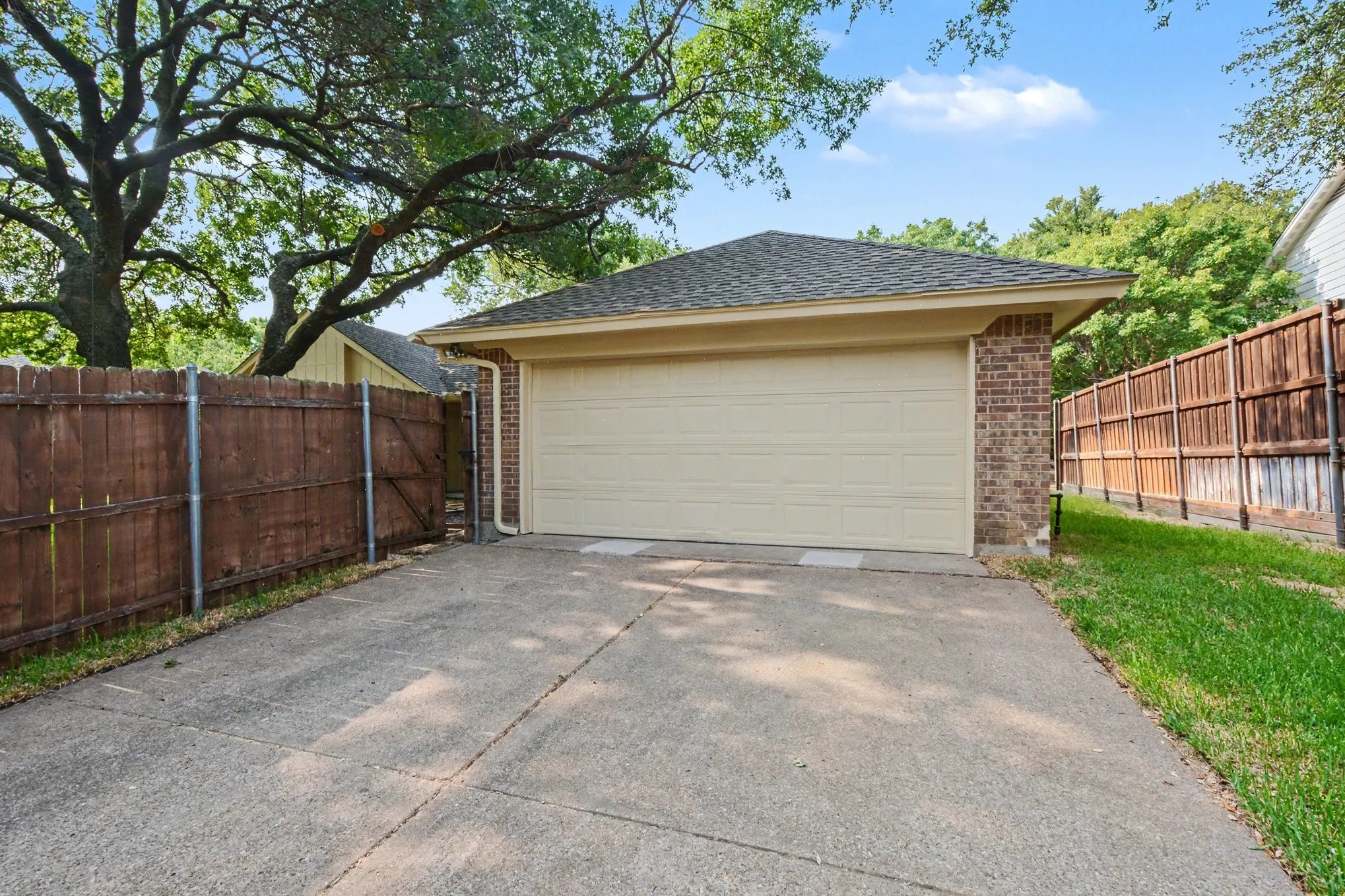 Single Family Residence For Sale in Collin County , 4425 Avonshire Lane, Plano, Texas 75093, 3 Bedroom, 2 Bathroom, 2 Garage spaces, 1,842 Sqft, built in 1983, mls#21351416, Real Estate Agent in Plano, Homes For Sale in Collin county, Homes For Sale in Plano, Realtor in Plano Texas, Real Estate Brokerage Independent Realty Texas, Luminita Cordes Realtor