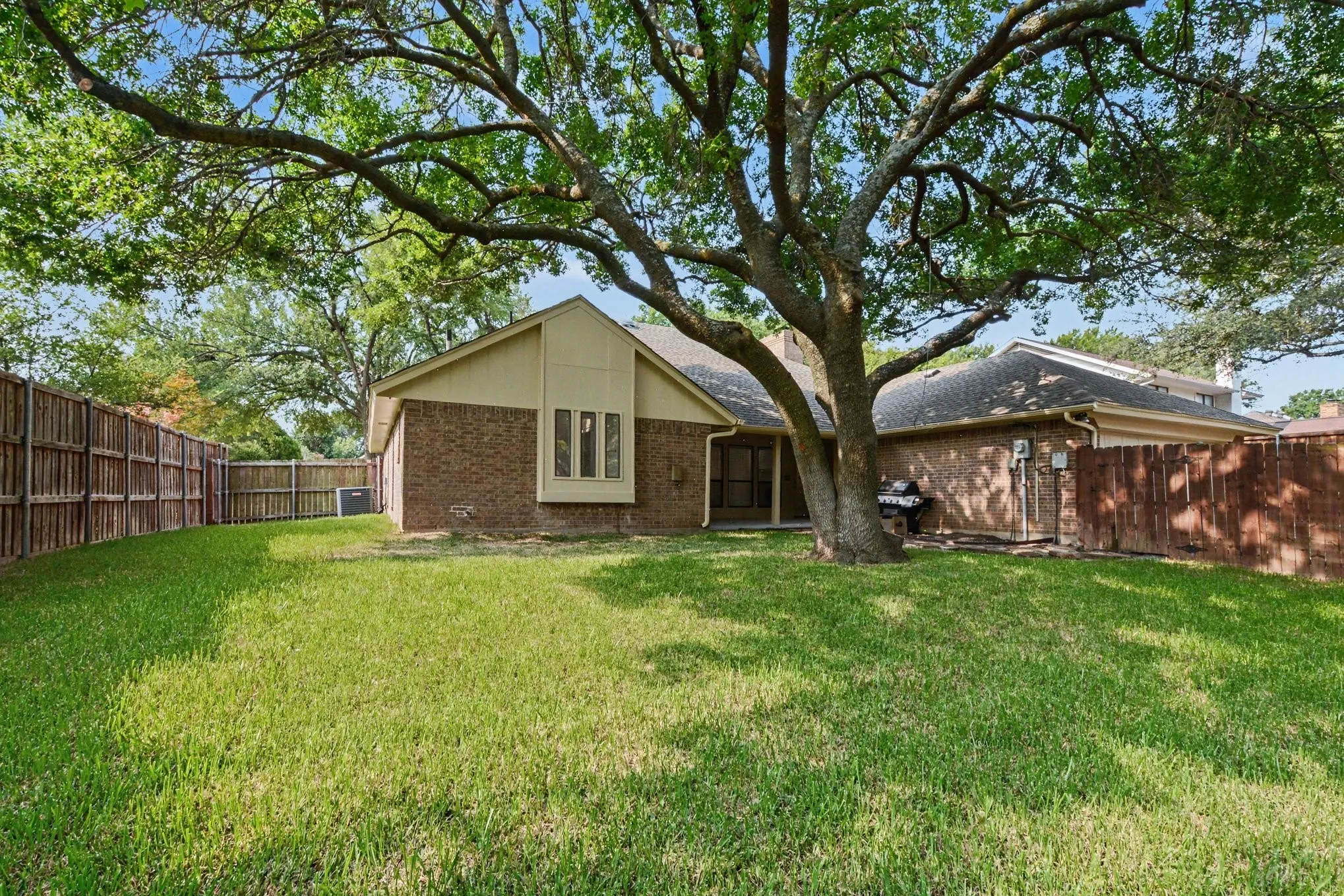 Single Family Residence For Sale in Collin County , 4425 Avonshire Lane, Plano, Texas 75093, 3 Bedroom, 2 Bathroom, 2 Garage spaces, 1,842 Sqft, built in 1983, mls#21351416, Real Estate Agent in Plano, Homes For Sale in Collin county, Homes For Sale in Plano, Realtor in Plano Texas, Real Estate Brokerage Independent Realty Texas, Luminita Cordes Realtor