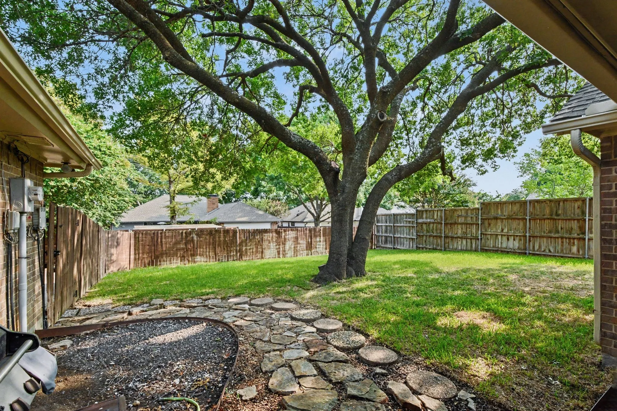 Single Family Residence For Sale in Collin County , 4425 Avonshire Lane, Plano, Texas 75093, 3 Bedroom, 2 Bathroom, 2 Garage spaces, 1,842 Sqft, built in 1983, mls#21351416, Real Estate Agent in Plano, Homes For Sale in Collin county, Homes For Sale in Plano, Realtor in Plano Texas, Real Estate Brokerage Independent Realty Texas, Luminita Cordes Realtor