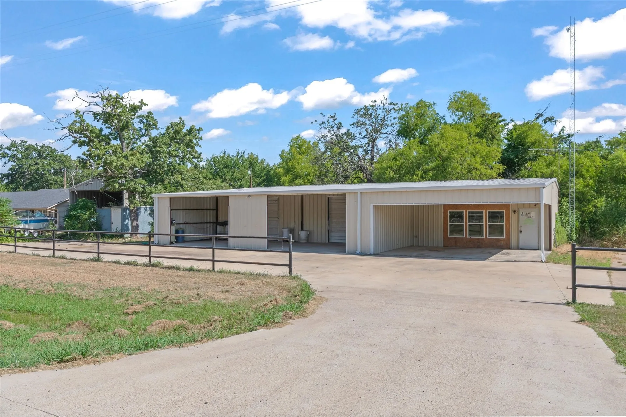 Warehouse For Sale in Hunt County , 10015 Fm 751, Quinlan, Texas 75474, 0, 0, Garage spaces, 3,250 Sqft, built in 2015, Price $400,000, mls#21349519, Real Estate Agent in Quinlan, Homes For Sale in Hunt county, Homes For Sale in Quinlan, Realtor in Quinlan Texas, Real Estate Brokerage Independent Realty Texas, Luminita Cordes Realtor