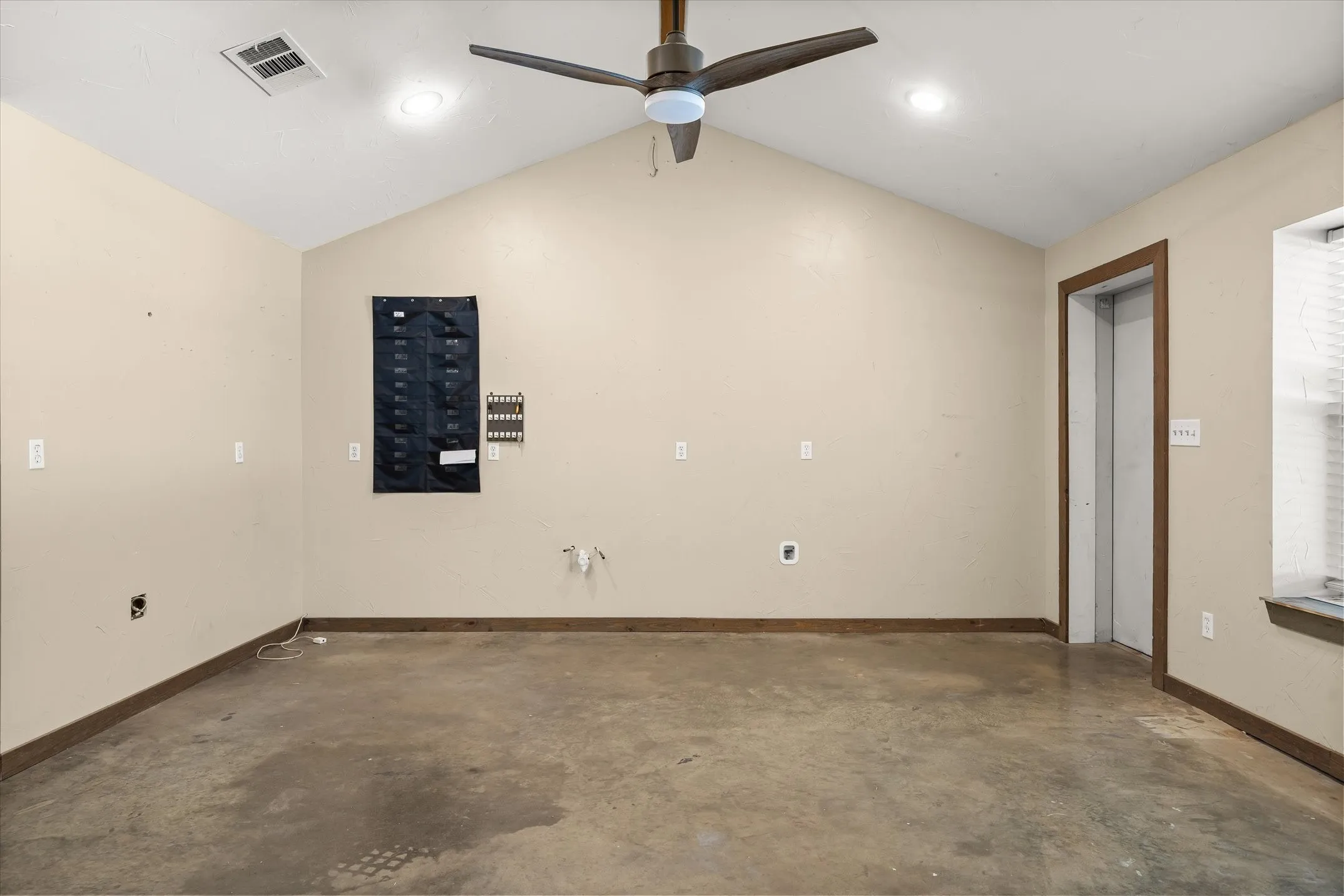 Warehouse For Sale in Hunt County , 10015 Fm 751, Quinlan, Texas 75474, 0, 0, Garage spaces, 3,250 Sqft, built in 2015, Price $400,000, mls#21349519, Real Estate Agent in Quinlan, Homes For Sale in Hunt county, Homes For Sale in Quinlan, Realtor in Quinlan Texas, Real Estate Brokerage Independent Realty Texas, Luminita Cordes Realtor