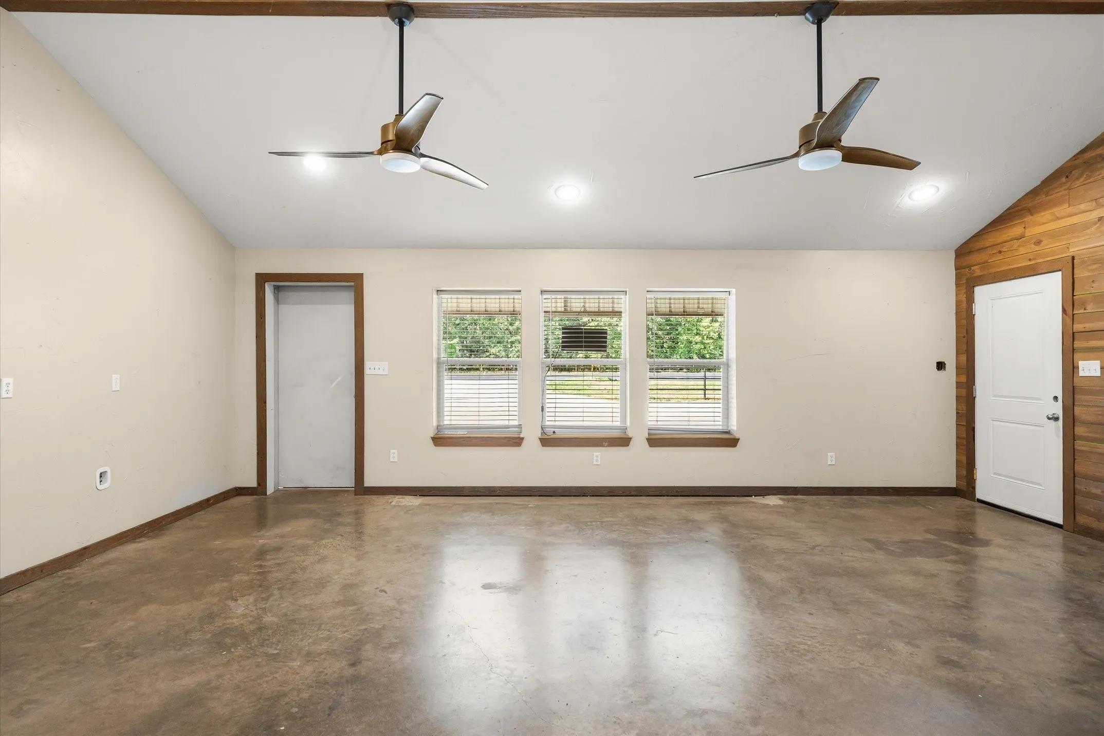 Warehouse For Sale in Hunt County , 10015 Fm 751, Quinlan, Texas 75474, 0, 0, Garage spaces, 3,250 Sqft, built in 2015, Price $400,000, mls#21349519, Real Estate Agent in Quinlan, Homes For Sale in Hunt county, Homes For Sale in Quinlan, Realtor in Quinlan Texas, Real Estate Brokerage Independent Realty Texas, Luminita Cordes Realtor