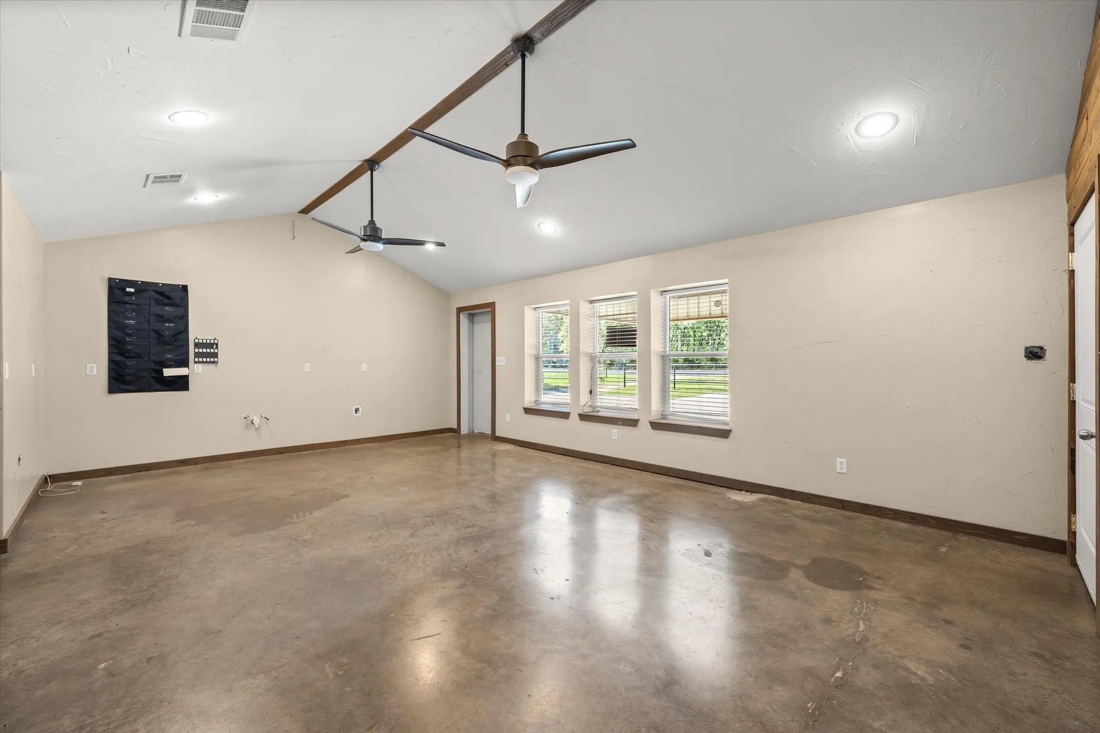 Warehouse For Sale in Hunt County , 10015 Fm 751, Quinlan, Texas 75474, 0, 0, Garage spaces, 3,250 Sqft, built in 2015, Price $400,000, mls#21349519, Real Estate Agent in Quinlan, Homes For Sale in Hunt county, Homes For Sale in Quinlan, Realtor in Quinlan Texas, Real Estate Brokerage Independent Realty Texas, Luminita Cordes Realtor