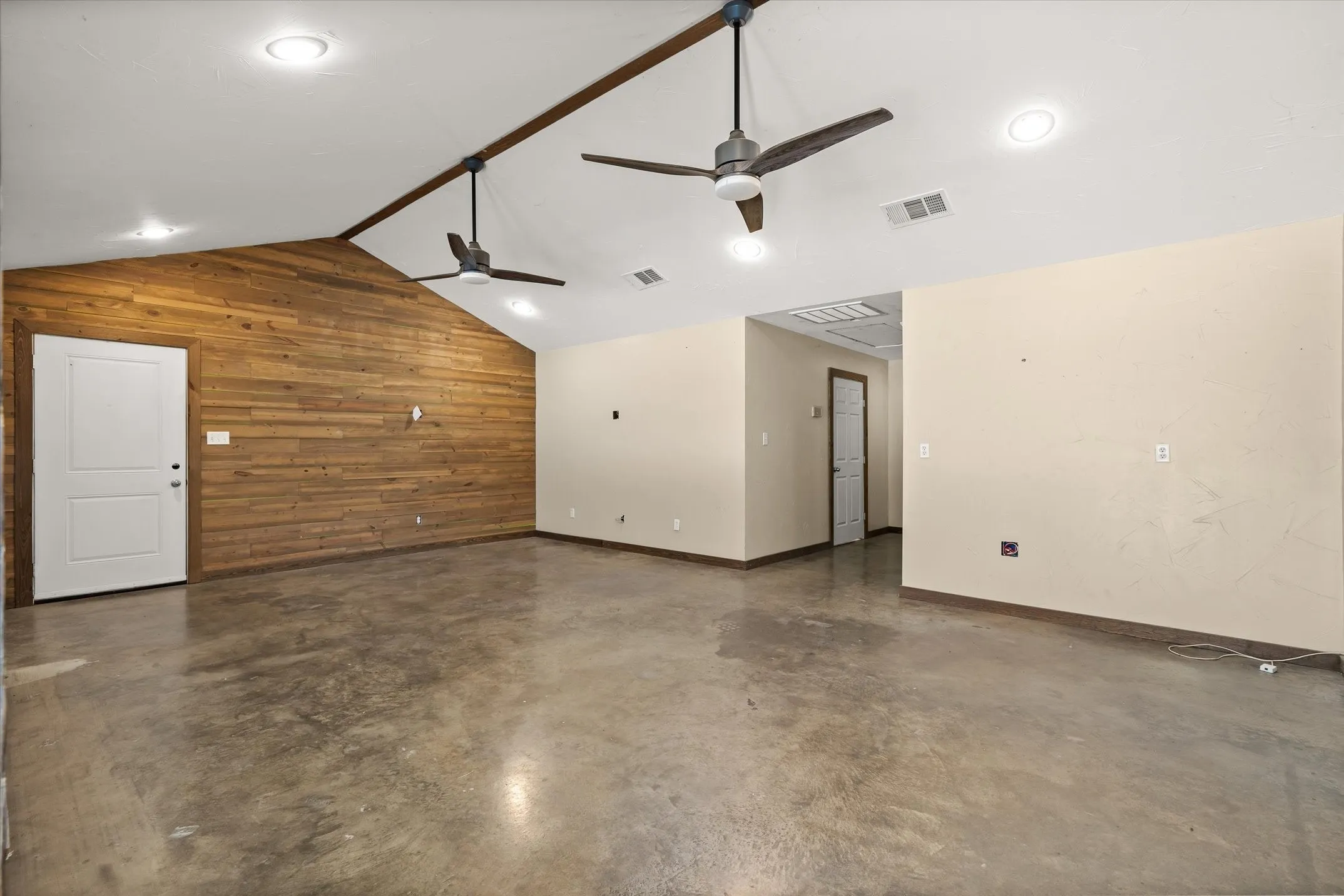 Warehouse For Sale in Hunt County , 10015 Fm 751, Quinlan, Texas 75474, 0, 0, Garage spaces, 3,250 Sqft, built in 2015, Price $400,000, mls#21349519, Real Estate Agent in Quinlan, Homes For Sale in Hunt county, Homes For Sale in Quinlan, Realtor in Quinlan Texas, Real Estate Brokerage Independent Realty Texas, Luminita Cordes Realtor