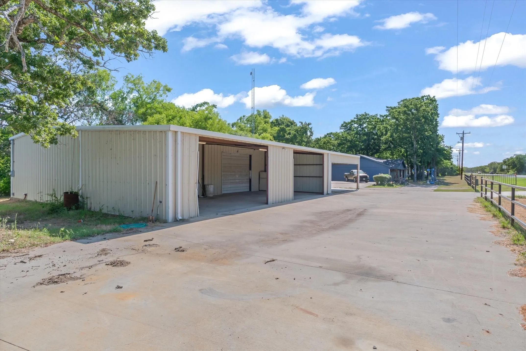 Warehouse For Sale in Hunt County , 10015 Fm 751, Quinlan, Texas 75474, 0, 0, Garage spaces, 3,250 Sqft, built in 2015, Price $400,000, mls#21349519, Real Estate Agent in Quinlan, Homes For Sale in Hunt county, Homes For Sale in Quinlan, Realtor in Quinlan Texas, Real Estate Brokerage Independent Realty Texas, Luminita Cordes Realtor