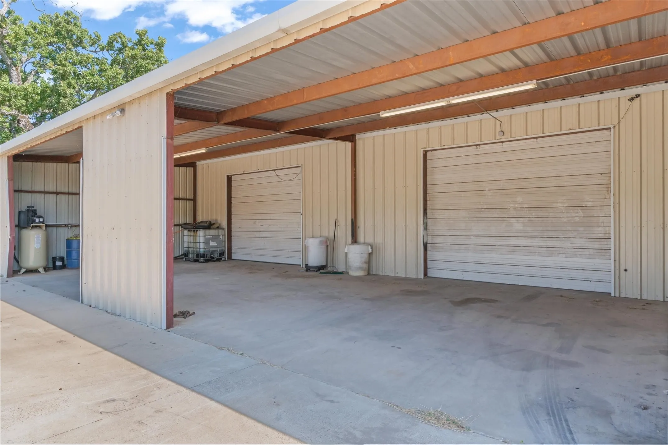 Warehouse For Sale in Hunt County , 10015 Fm 751, Quinlan, Texas 75474, 0, 0, Garage spaces, 3,250 Sqft, built in 2015, Price $400,000, mls#21349519, Real Estate Agent in Quinlan, Homes For Sale in Hunt county, Homes For Sale in Quinlan, Realtor in Quinlan Texas, Real Estate Brokerage Independent Realty Texas, Luminita Cordes Realtor