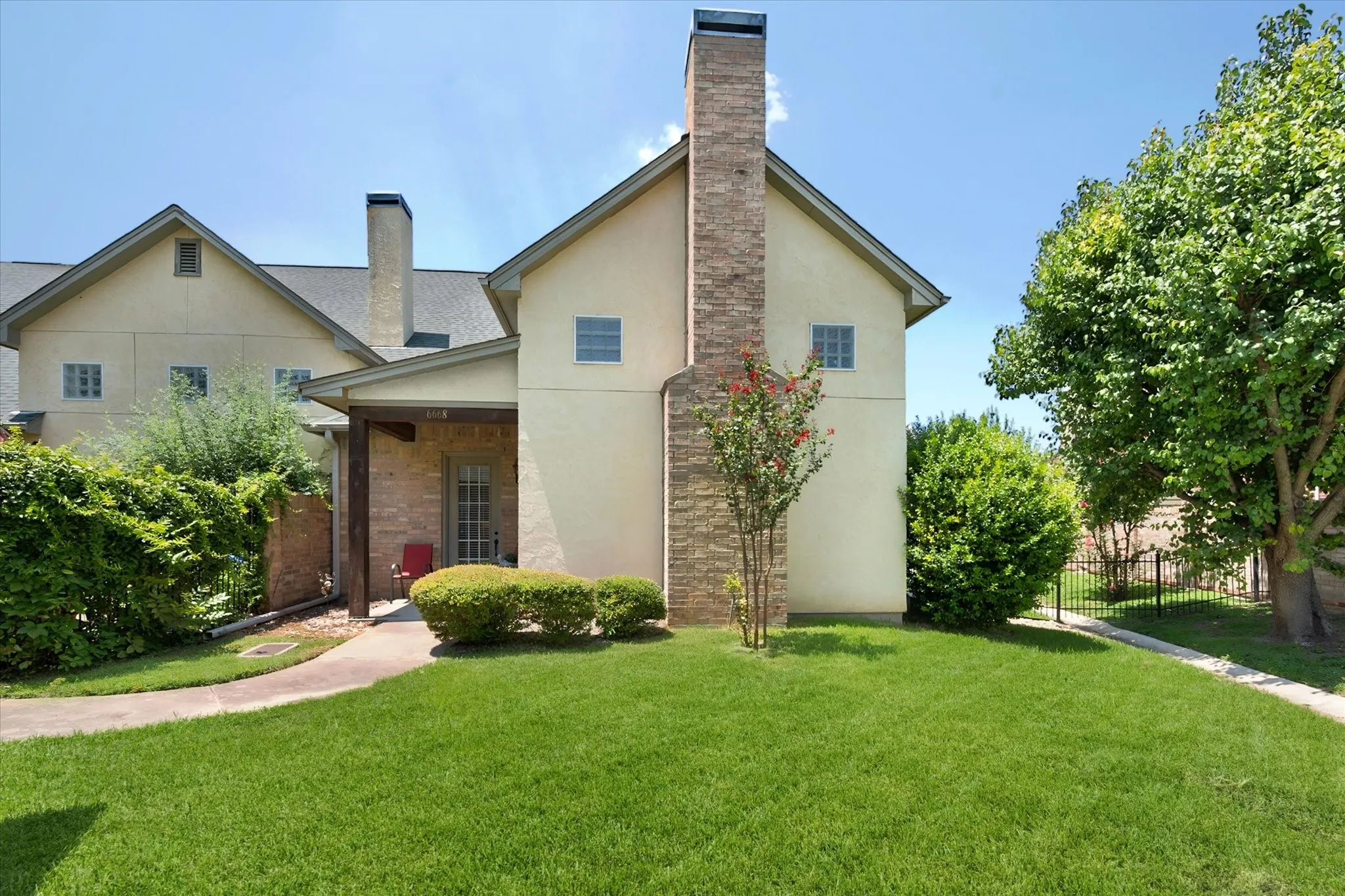 Townhouse For Sale in Tarrant County , 6668 Shady Glen Circle, Benbrook, Texas 76132, 3 Bedroom, 2 Bathroom, 2 Garage spaces, 1,974 Sqft, built in 2005, mls#21349875, Real Estate Agent in Benbrook, Homes For Sale in Tarrant county, Homes For Sale in Benbrook, Realtor in Benbrook Texas, Real Estate Brokerage Independent Realty Texas, Luminita Cordes Realtor