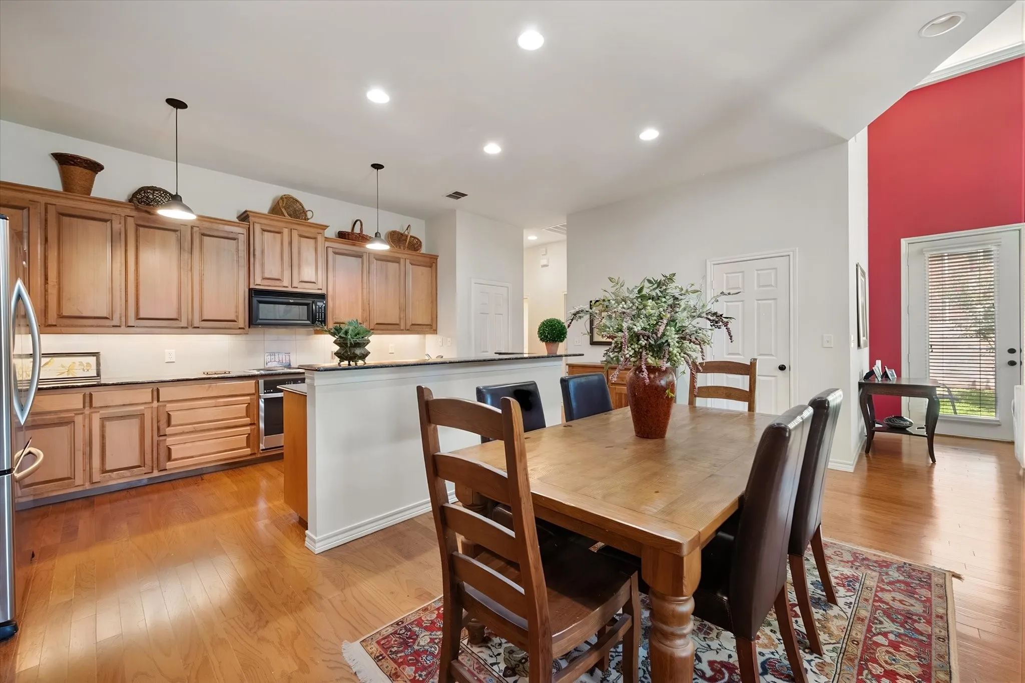 Townhouse For Sale in Tarrant County , 6668 Shady Glen Circle, Benbrook, Texas 76132, 3 Bedroom, 2 Bathroom, 2 Garage spaces, 1,974 Sqft, built in 2005, mls#21349875, Real Estate Agent in Benbrook, Homes For Sale in Tarrant county, Homes For Sale in Benbrook, Realtor in Benbrook Texas, Real Estate Brokerage Independent Realty Texas, Luminita Cordes Realtor