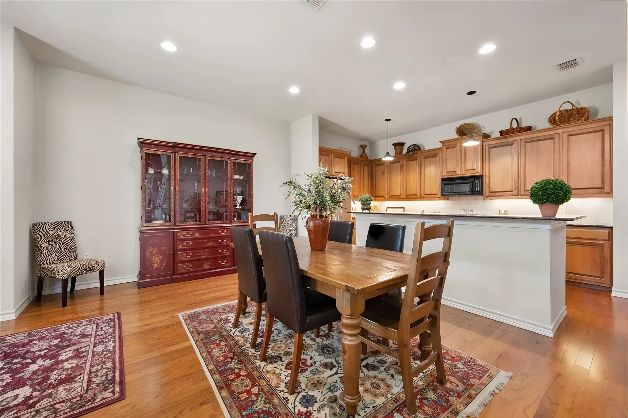Townhouse For Sale in Tarrant County , 6668 Shady Glen Circle, Benbrook, Texas 76132, 3 Bedroom, 2 Bathroom, 2 Garage spaces, 1,974 Sqft, built in 2005, mls#21349875, Real Estate Agent in Benbrook, Homes For Sale in Tarrant county, Homes For Sale in Benbrook, Realtor in Benbrook Texas, Real Estate Brokerage Independent Realty Texas, Luminita Cordes Realtor