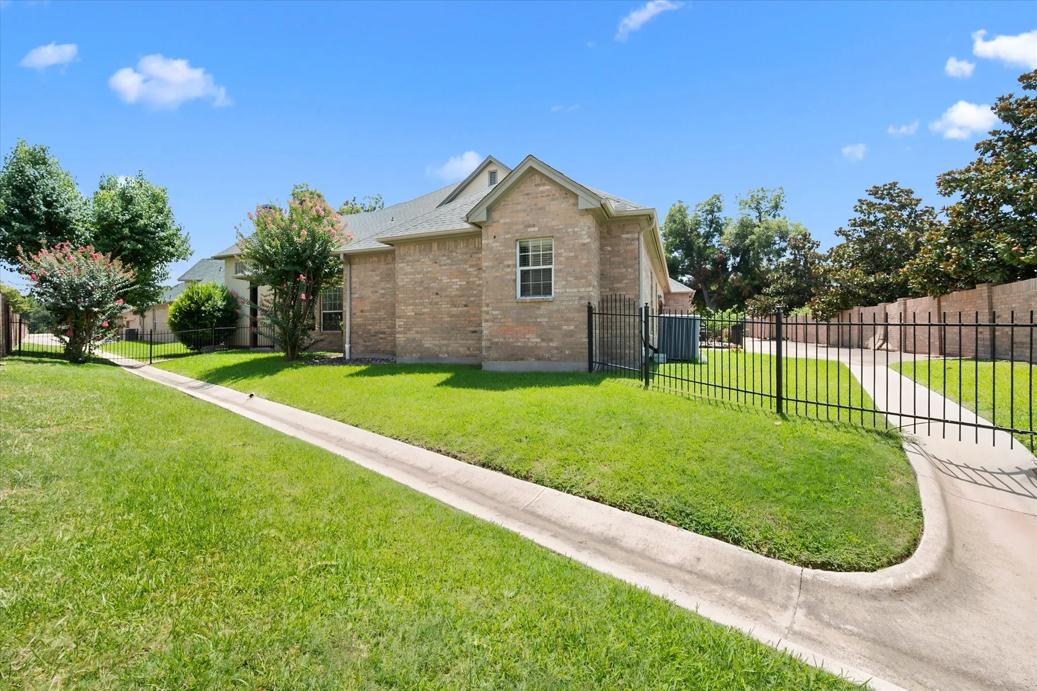 Townhouse For Sale in Tarrant County , 6668 Shady Glen Circle, Benbrook, Texas 76132, 3 Bedroom, 2 Bathroom, 2 Garage spaces, 1,974 Sqft, built in 2005, mls#21349875, Real Estate Agent in Benbrook, Homes For Sale in Tarrant county, Homes For Sale in Benbrook, Realtor in Benbrook Texas, Real Estate Brokerage Independent Realty Texas, Luminita Cordes Realtor