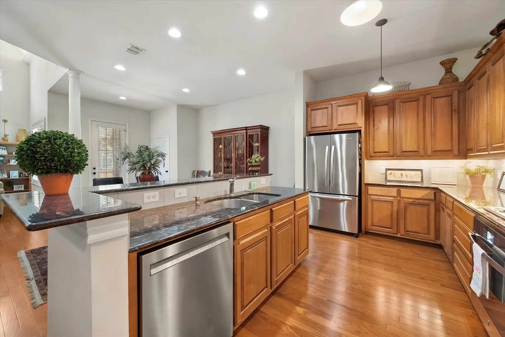 Townhouse For Sale in Tarrant County , 6668 Shady Glen Circle, Benbrook, Texas 76132, 3 Bedroom, 2 Bathroom, 2 Garage spaces, 1,974 Sqft, built in 2005, mls#21349875, Real Estate Agent in Benbrook, Homes For Sale in Tarrant county, Homes For Sale in Benbrook, Realtor in Benbrook Texas, Real Estate Brokerage Independent Realty Texas, Luminita Cordes Realtor