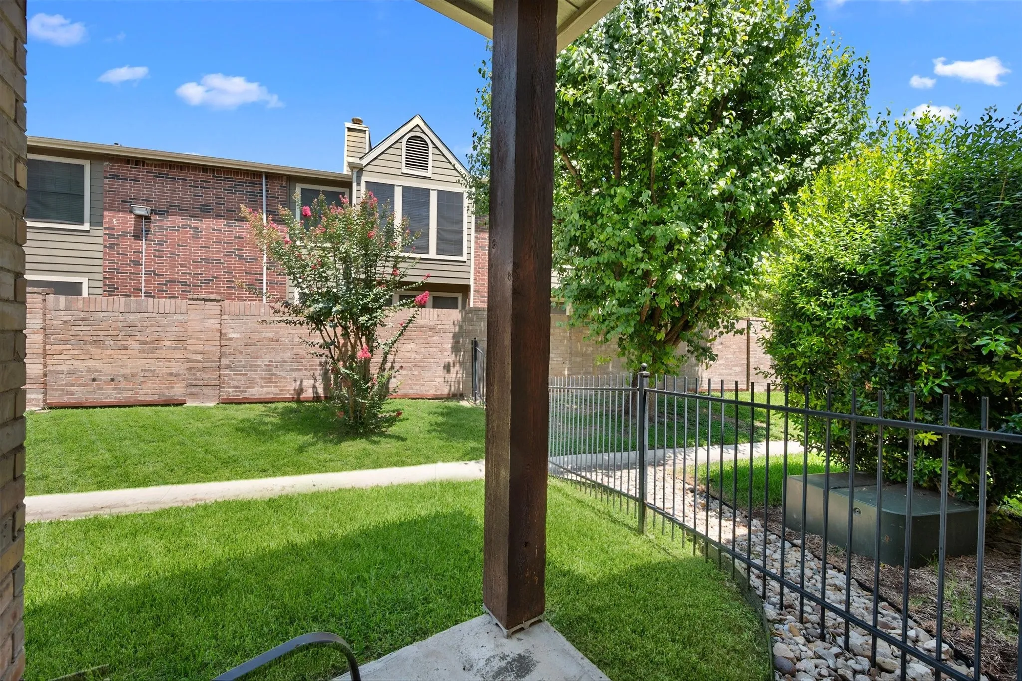 Townhouse For Sale in Tarrant County , 6668 Shady Glen Circle, Benbrook, Texas 76132, 3 Bedroom, 2 Bathroom, 2 Garage spaces, 1,974 Sqft, built in 2005, mls#21349875, Real Estate Agent in Benbrook, Homes For Sale in Tarrant county, Homes For Sale in Benbrook, Realtor in Benbrook Texas, Real Estate Brokerage Independent Realty Texas, Luminita Cordes Realtor