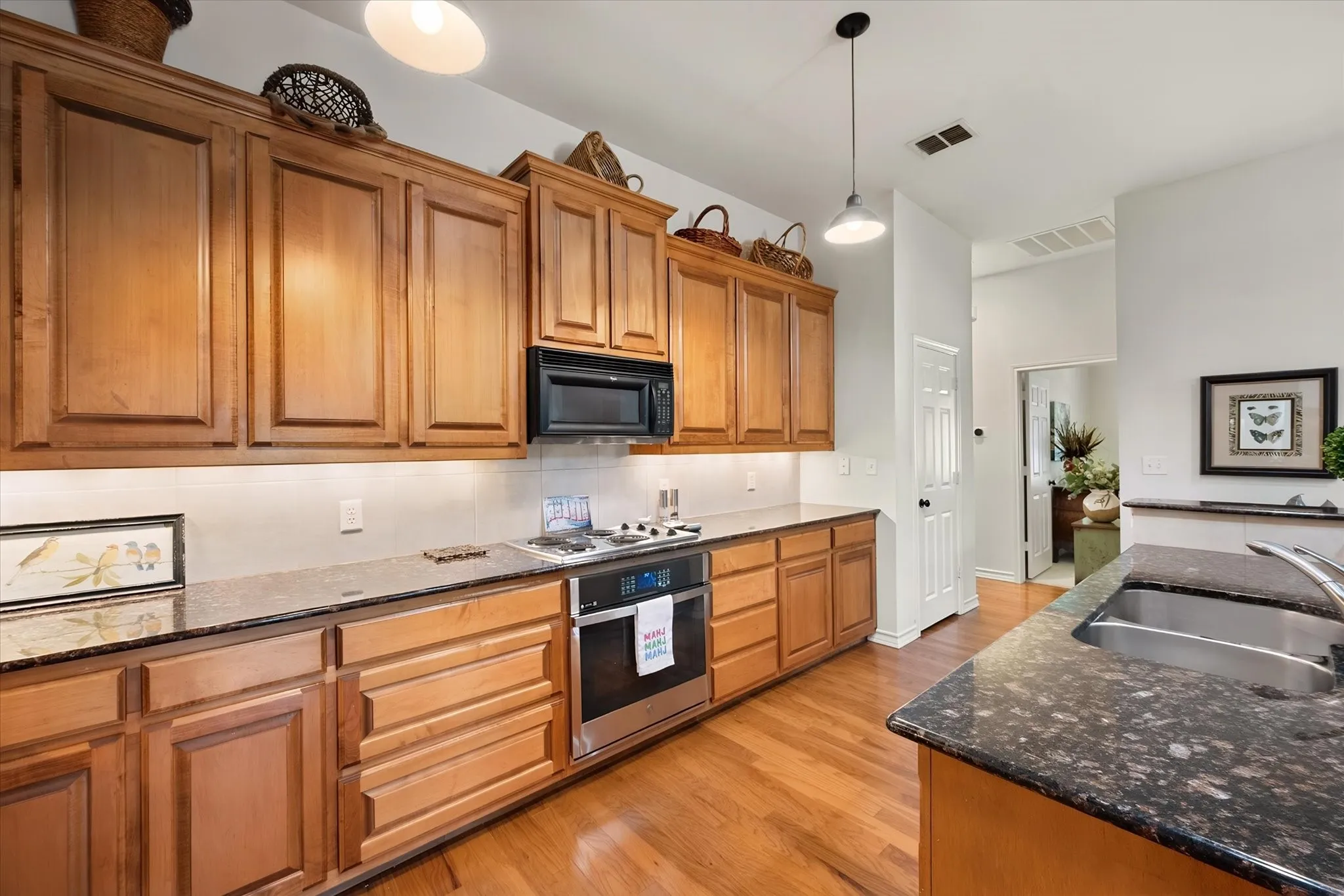 Townhouse For Sale in Tarrant County , 6668 Shady Glen Circle, Benbrook, Texas 76132, 3 Bedroom, 2 Bathroom, 2 Garage spaces, 1,974 Sqft, built in 2005, mls#21349875, Real Estate Agent in Benbrook, Homes For Sale in Tarrant county, Homes For Sale in Benbrook, Realtor in Benbrook Texas, Real Estate Brokerage Independent Realty Texas, Luminita Cordes Realtor