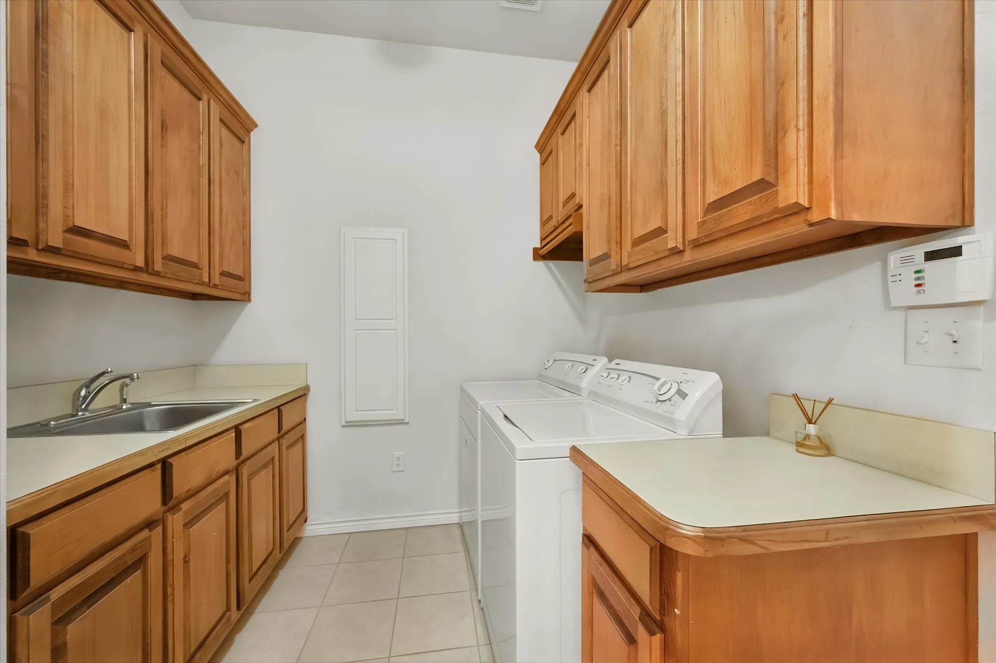 Townhouse For Sale in Tarrant County , 6668 Shady Glen Circle, Benbrook, Texas 76132, 3 Bedroom, 2 Bathroom, 2 Garage spaces, 1,974 Sqft, built in 2005, mls#21349875, Real Estate Agent in Benbrook, Homes For Sale in Tarrant county, Homes For Sale in Benbrook, Realtor in Benbrook Texas, Real Estate Brokerage Independent Realty Texas, Luminita Cordes Realtor
