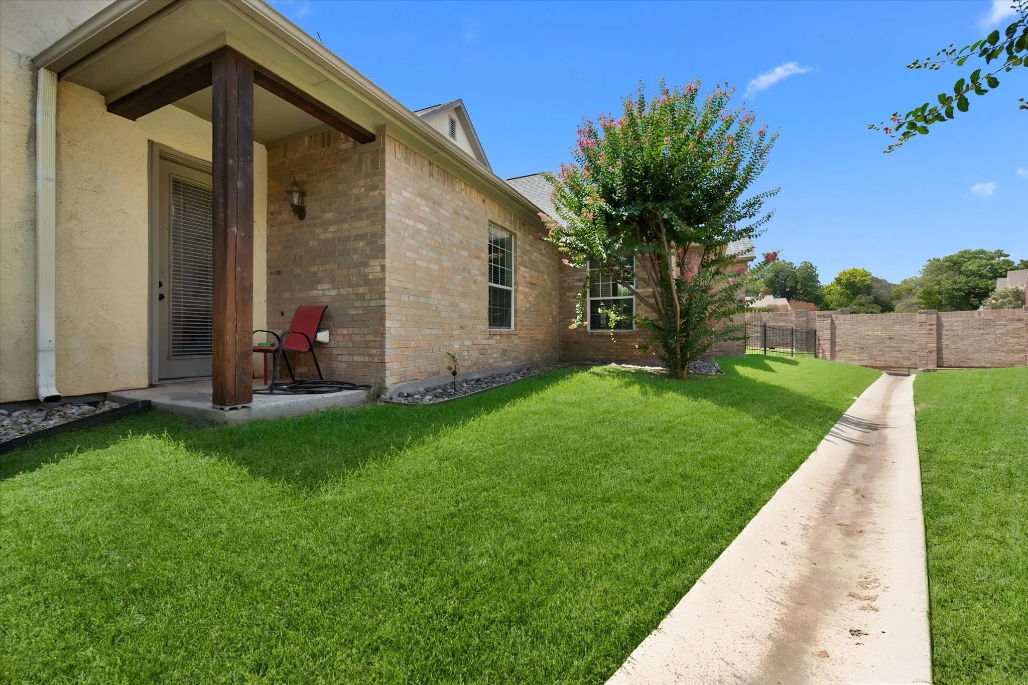 Townhouse For Sale in Tarrant County , 6668 Shady Glen Circle, Benbrook, Texas 76132, 3 Bedroom, 2 Bathroom, 2 Garage spaces, 1,974 Sqft, built in 2005, mls#21349875, Real Estate Agent in Benbrook, Homes For Sale in Tarrant county, Homes For Sale in Benbrook, Realtor in Benbrook Texas, Real Estate Brokerage Independent Realty Texas, Luminita Cordes Realtor