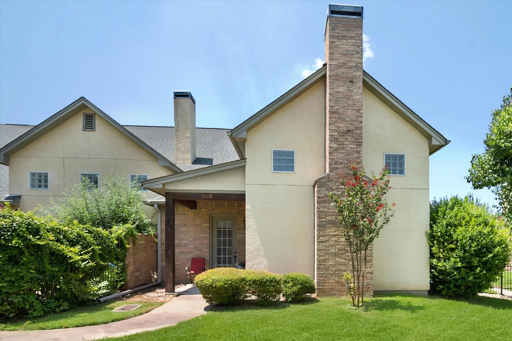 Townhouse For Sale in Tarrant County , 6668 Shady Glen Circle, Benbrook, Texas 76132, 3 Bedroom, 2 Bathroom, 2 Garage spaces, 1,974 Sqft, built in 2005, mls#21349875, Real Estate Agent in Benbrook, Homes For Sale in Tarrant county, Homes For Sale in Benbrook, Realtor in Benbrook Texas, Real Estate Brokerage Independent Realty Texas, Luminita Cordes Realtor