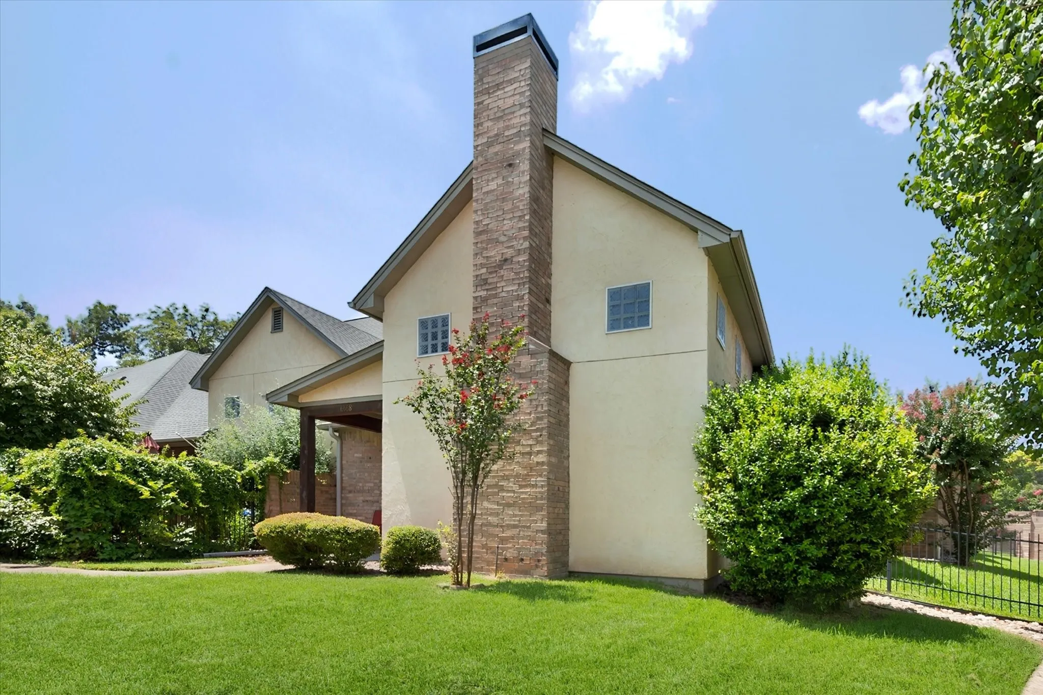 Townhouse For Sale in Tarrant County , 6668 Shady Glen Circle, Benbrook, Texas 76132, 3 Bedroom, 2 Bathroom, 2 Garage spaces, 1,974 Sqft, built in 2005, mls#21349875, Real Estate Agent in Benbrook, Homes For Sale in Tarrant county, Homes For Sale in Benbrook, Realtor in Benbrook Texas, Real Estate Brokerage Independent Realty Texas, Luminita Cordes Realtor