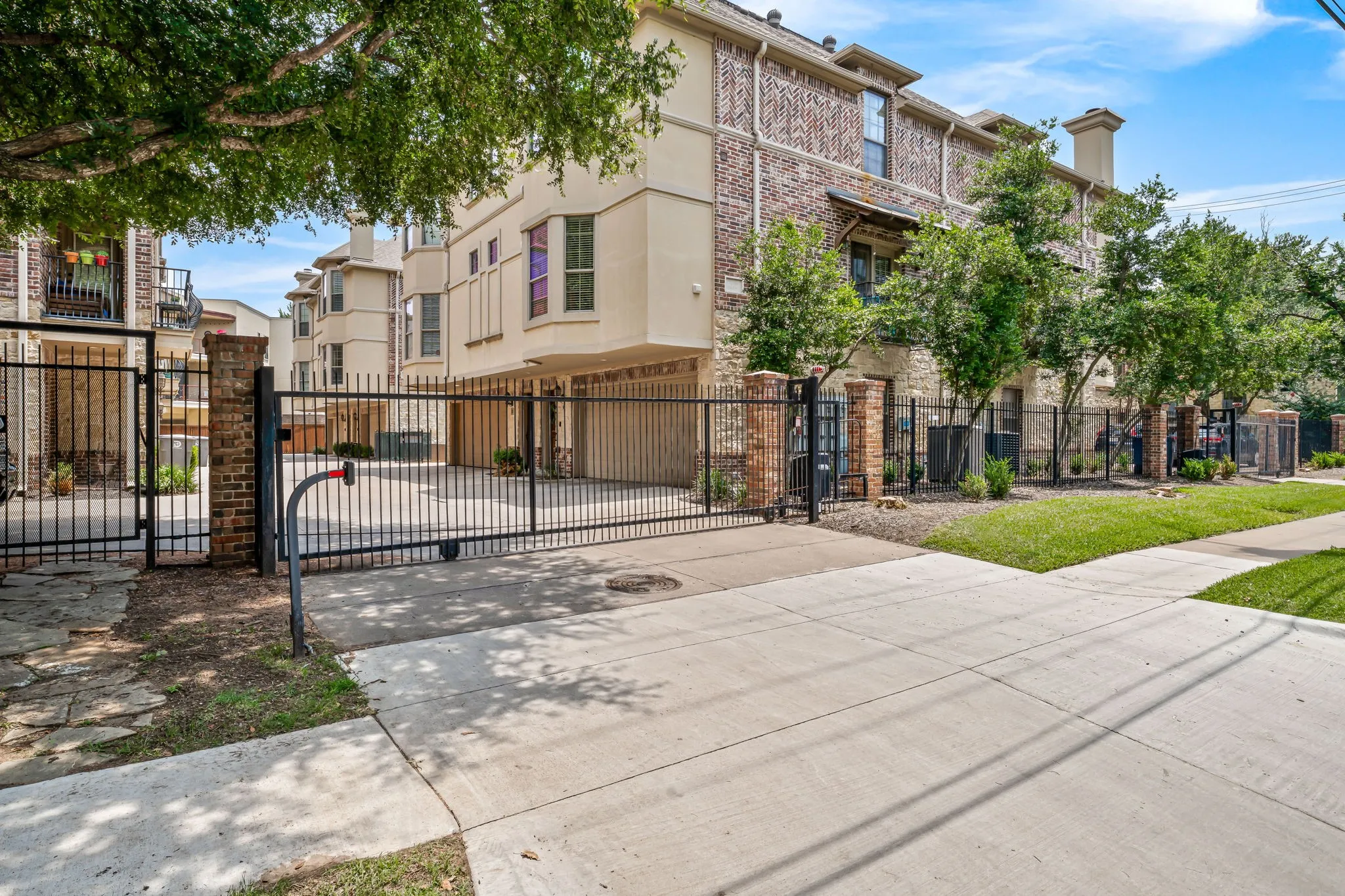 Townhouse For Sale in Dallas County , 1910 Hope Street 15, Dallas, Texas 75206, 3 Bedroom, 4 Bathroom, 2 Garage spaces, 1,758 Sqft, built in 2005, mls#21319960, Real Estate Agent in Dallas, Homes For Sale in Dallas county, Homes For Sale in Dallas, Realtor in Dallas Texas, Real Estate Brokerage Independent Realty Texas, Luminita Cordes Realtor