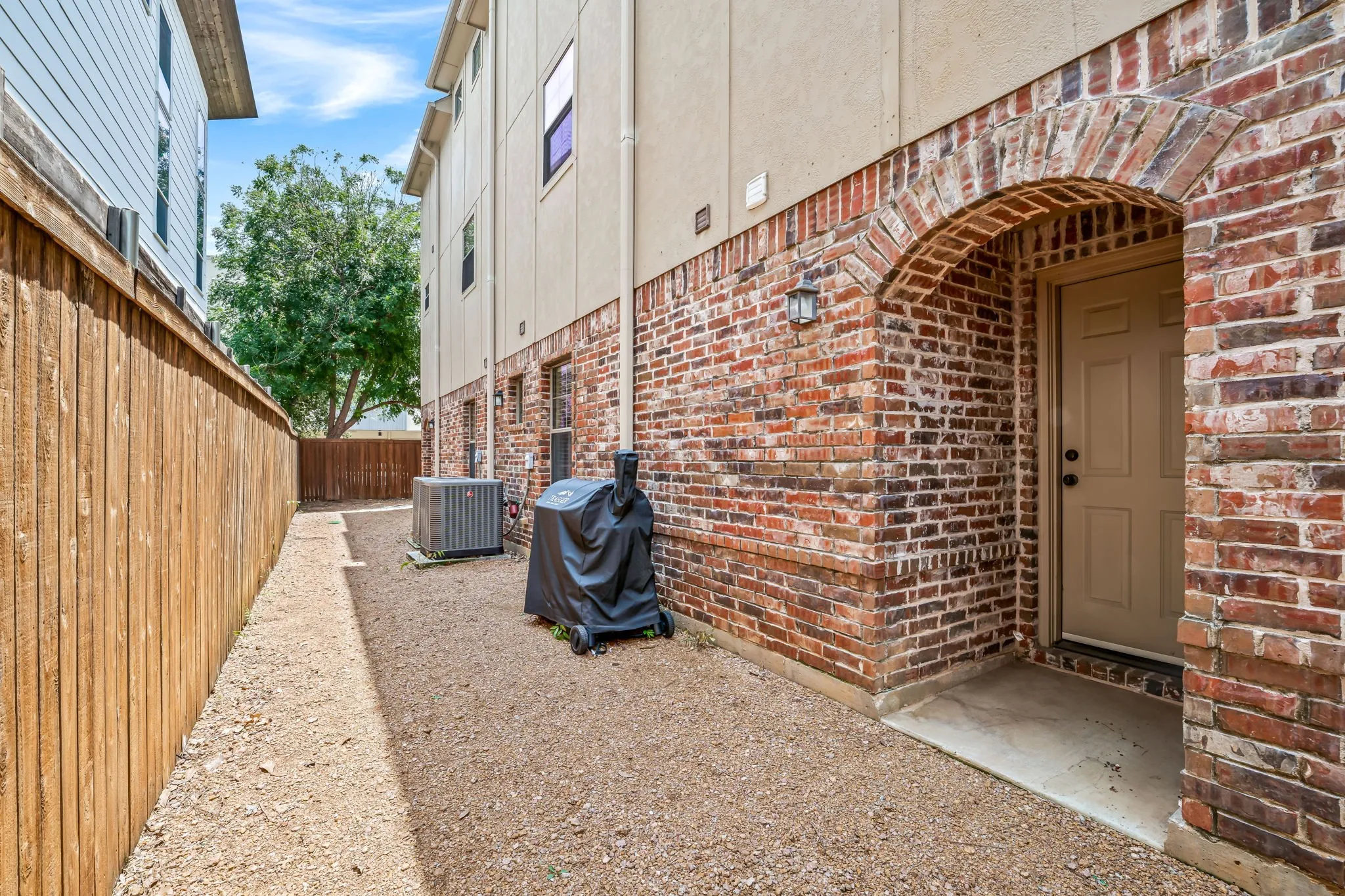 Townhouse For Sale in Dallas County , 1910 Hope Street 15, Dallas, Texas 75206, 3 Bedroom, 4 Bathroom, 2 Garage spaces, 1,758 Sqft, built in 2005, mls#21319960, Real Estate Agent in Dallas, Homes For Sale in Dallas county, Homes For Sale in Dallas, Realtor in Dallas Texas, Real Estate Brokerage Independent Realty Texas, Luminita Cordes Realtor