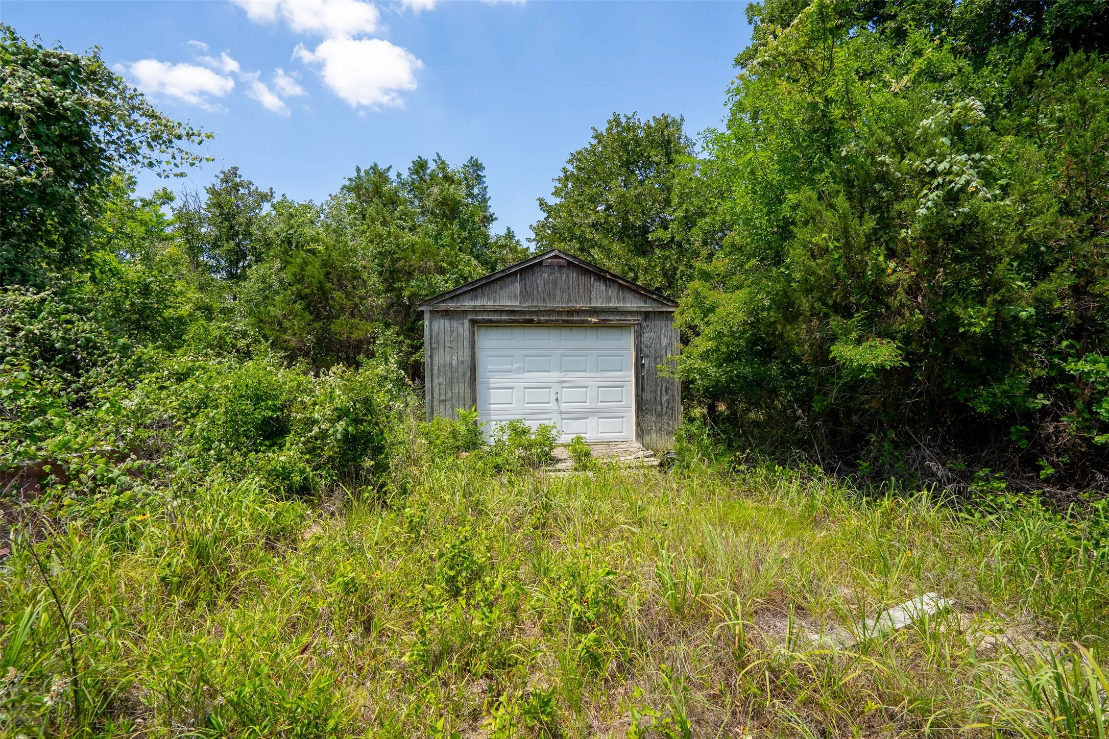 Single Family Residence For Sale in Hood County , 4427 Hunters Glen Court, Granbury, Texas 76048, 4 Bedroom, 2 Bathroom, Garage spaces, 1,936 Sqft, built in 2003, mls#21351076, Real Estate Agent in Granbury, Homes For Sale in Hood county, Homes For Sale in Granbury, Realtor in Granbury Texas, Real Estate Brokerage Independent Realty Texas, Luminita Cordes Realtor