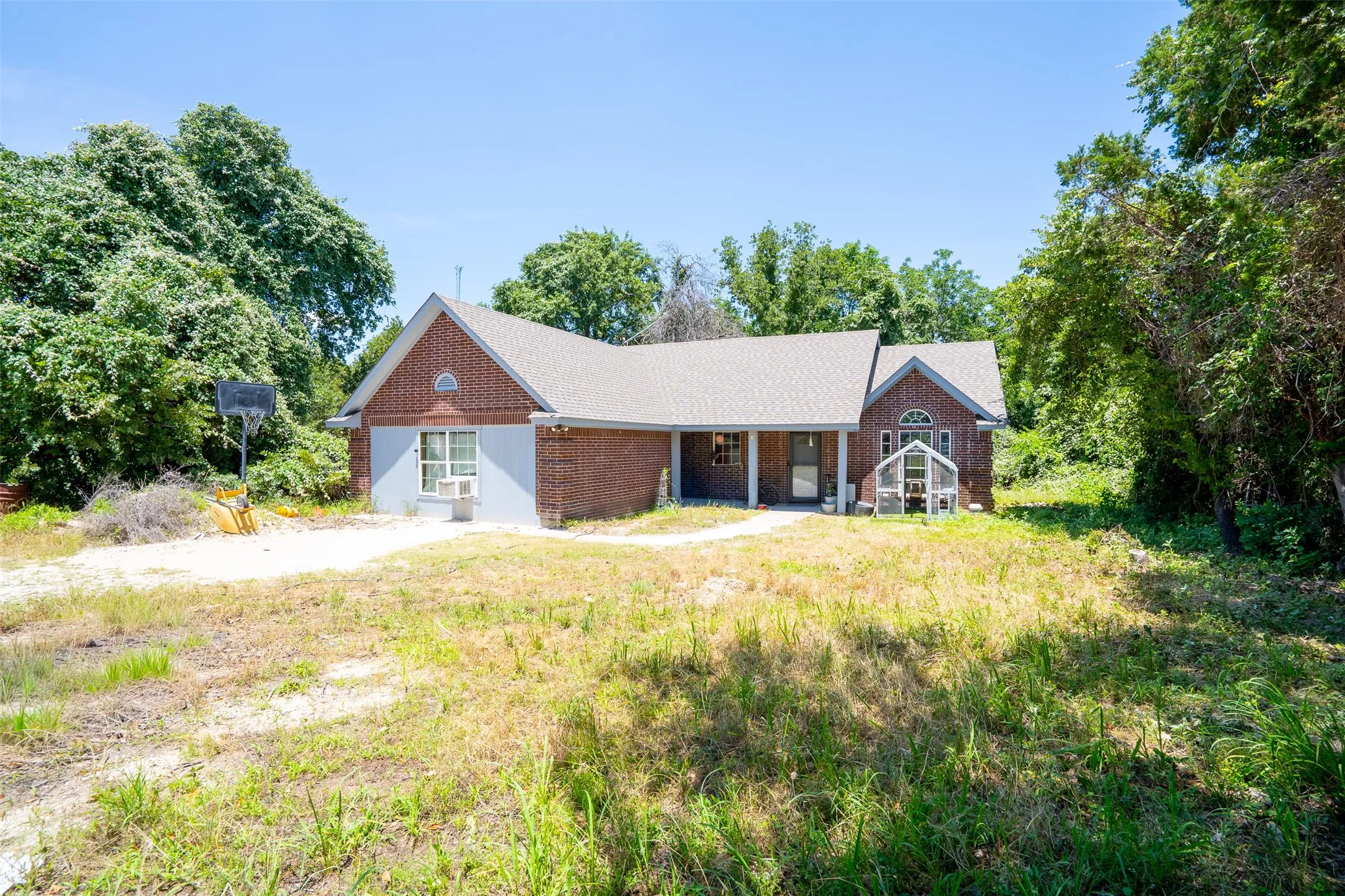Single Family Residence For Sale in Hood County , 4427 Hunters Glen Court, Granbury, Texas 76048, 4 Bedroom, 2 Bathroom, Garage spaces, 1,936 Sqft, built in 2003, mls#21351076, Real Estate Agent in Granbury, Homes For Sale in Hood county, Homes For Sale in Granbury, Realtor in Granbury Texas, Real Estate Brokerage Independent Realty Texas, Luminita Cordes Realtor