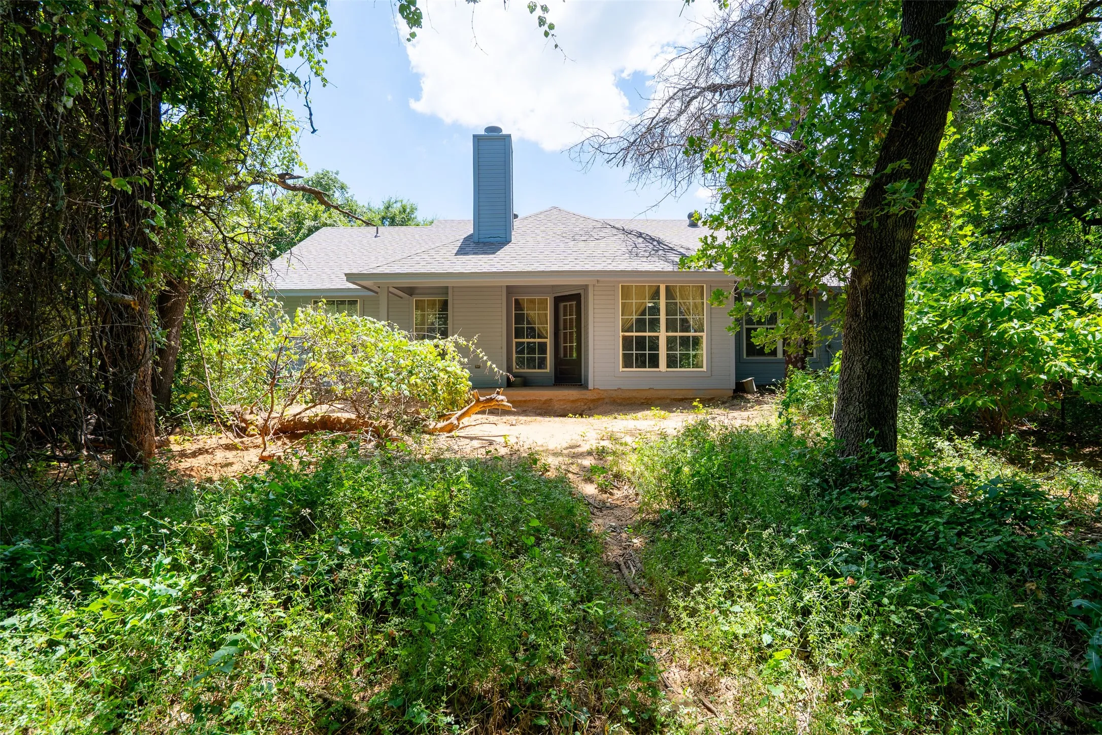 Single Family Residence For Sale in Hood County , 4427 Hunters Glen Court, Granbury, Texas 76048, 4 Bedroom, 2 Bathroom, Garage spaces, 1,936 Sqft, built in 2003, mls#21351076, Real Estate Agent in Granbury, Homes For Sale in Hood county, Homes For Sale in Granbury, Realtor in Granbury Texas, Real Estate Brokerage Independent Realty Texas, Luminita Cordes Realtor