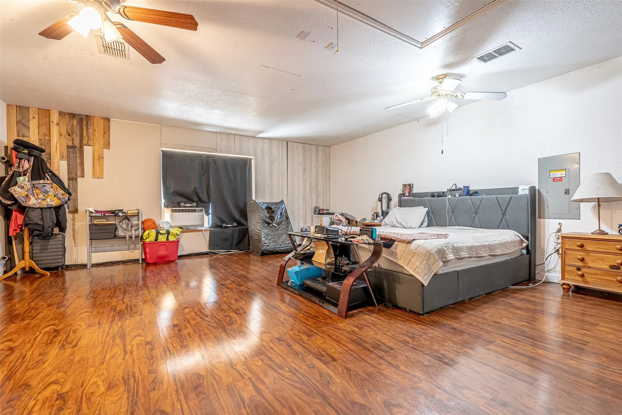 Extra large primary bedroom