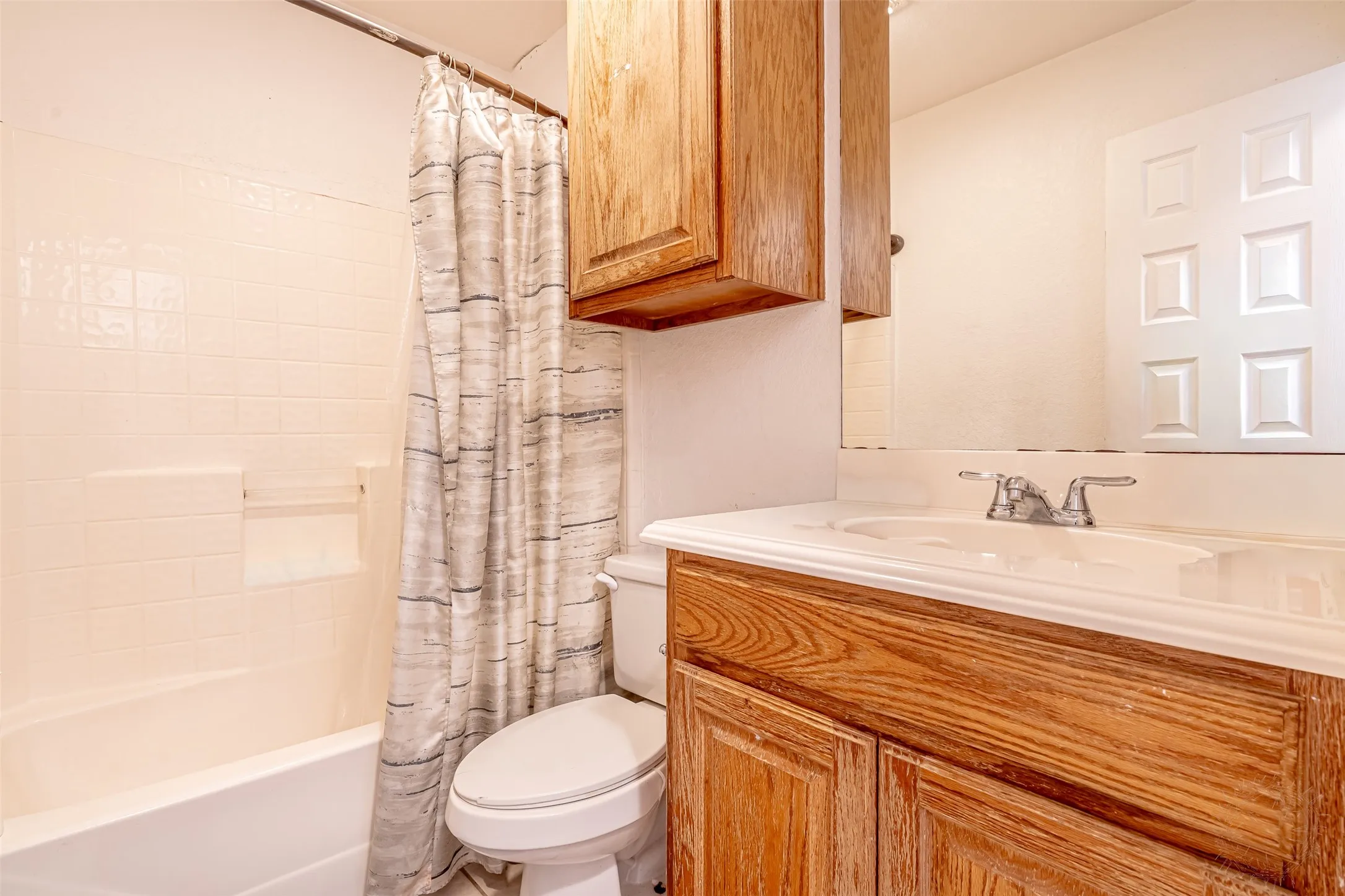 Guest bathroom situated between the split bedrooms