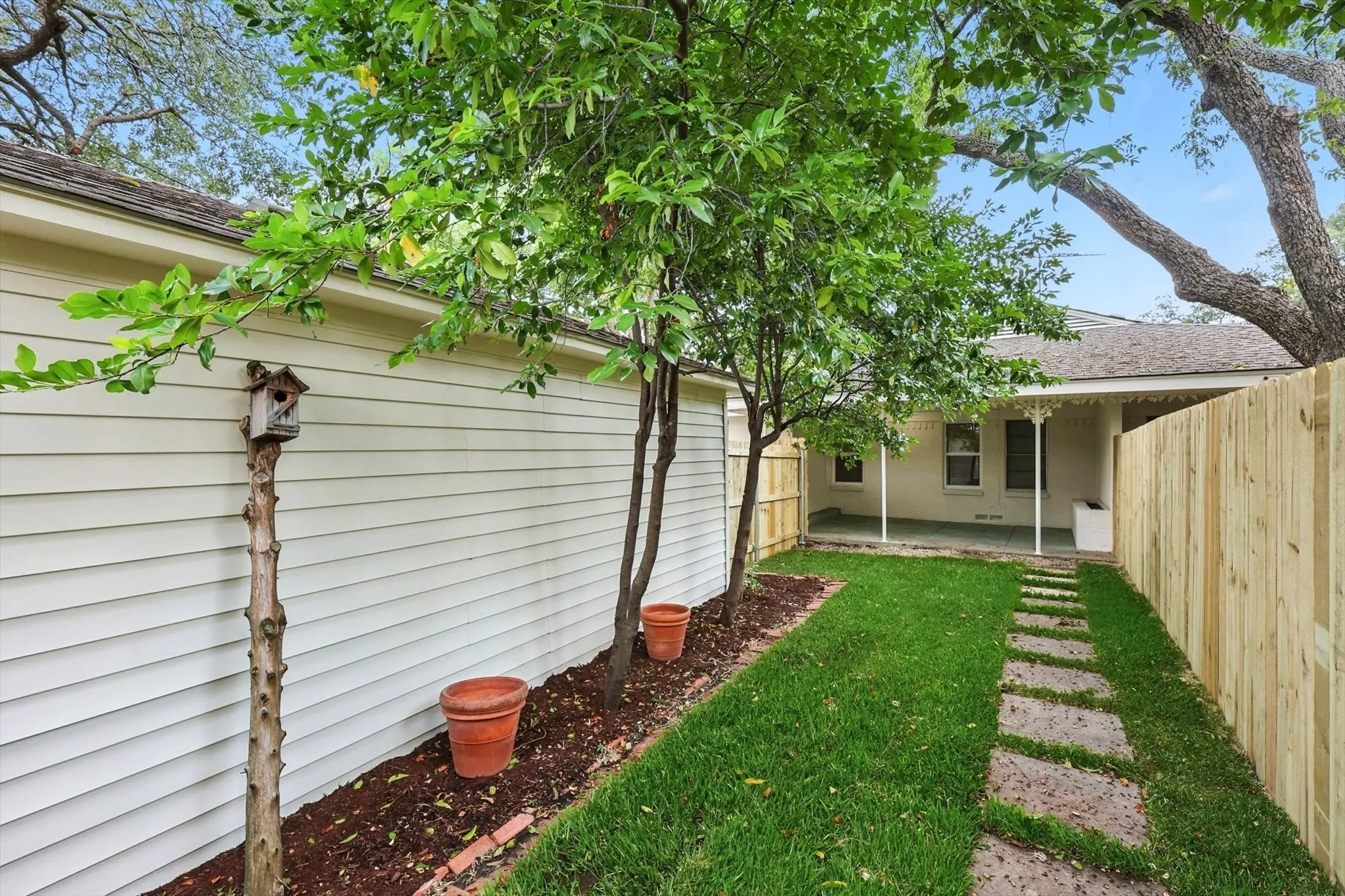 Duplex For Rent in Dallas County , 6519 Ravendale Lane, Dallas, Texas 75214, 2 Bedroom, 2 Bathroom, 2 Garage spaces, 1,061 Sqft, built in 1954, mls#21351428, Real Estate Agent in Dallas, Homes For Rent in Dallas county, Homes For Rent in Dallas, Realtor in Dallas Texas, Real Estate Brokerage Independent Realty Texas, Luminita Cordes Realtor