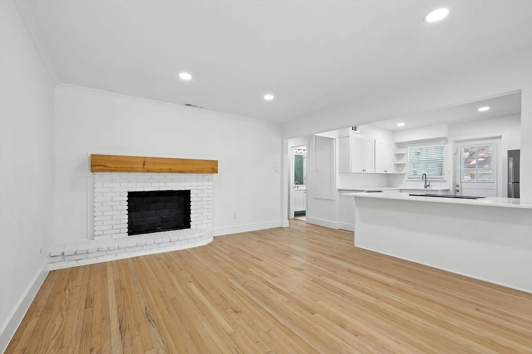 Duplex For Rent in Dallas County , 6519 Ravendale Lane, Dallas, Texas 75214, 2 Bedroom, 2 Bathroom, 2 Garage spaces, 1,061 Sqft, built in 1954, mls#21351428, Real Estate Agent in Dallas, Homes For Rent in Dallas county, Homes For Rent in Dallas, Realtor in Dallas Texas, Real Estate Brokerage Independent Realty Texas, Luminita Cordes Realtor