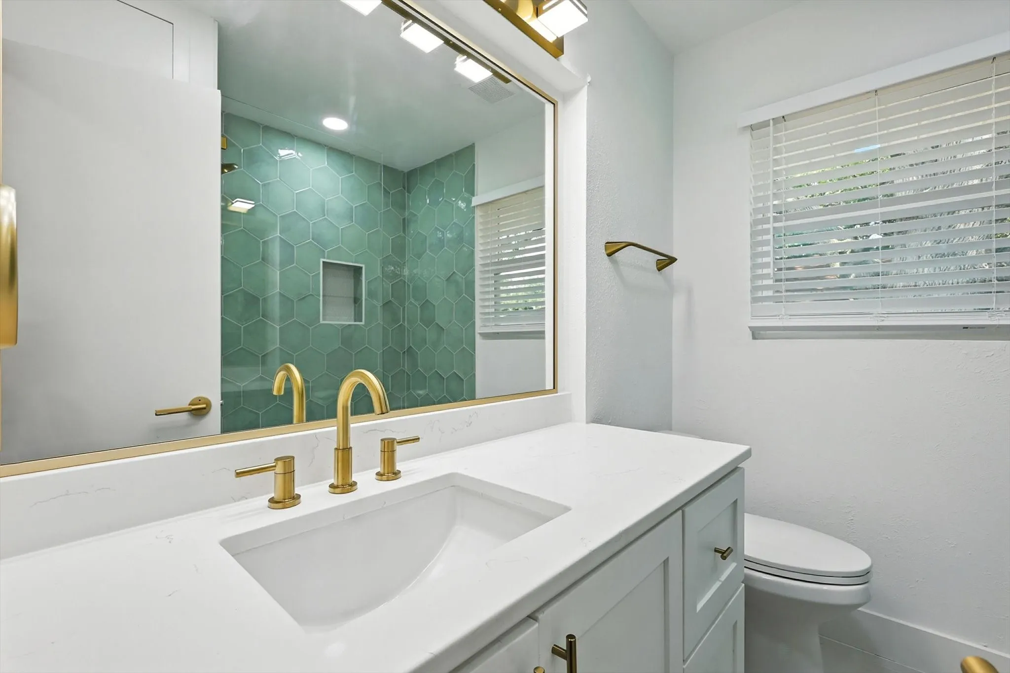 Duplex For Rent in Dallas County , 6519 Ravendale Lane, Dallas, Texas 75214, 2 Bedroom, 2 Bathroom, 2 Garage spaces, 1,061 Sqft, built in 1954, mls#21351428, Real Estate Agent in Dallas, Homes For Rent in Dallas county, Homes For Rent in Dallas, Realtor in Dallas Texas, Real Estate Brokerage Independent Realty Texas, Luminita Cordes Realtor