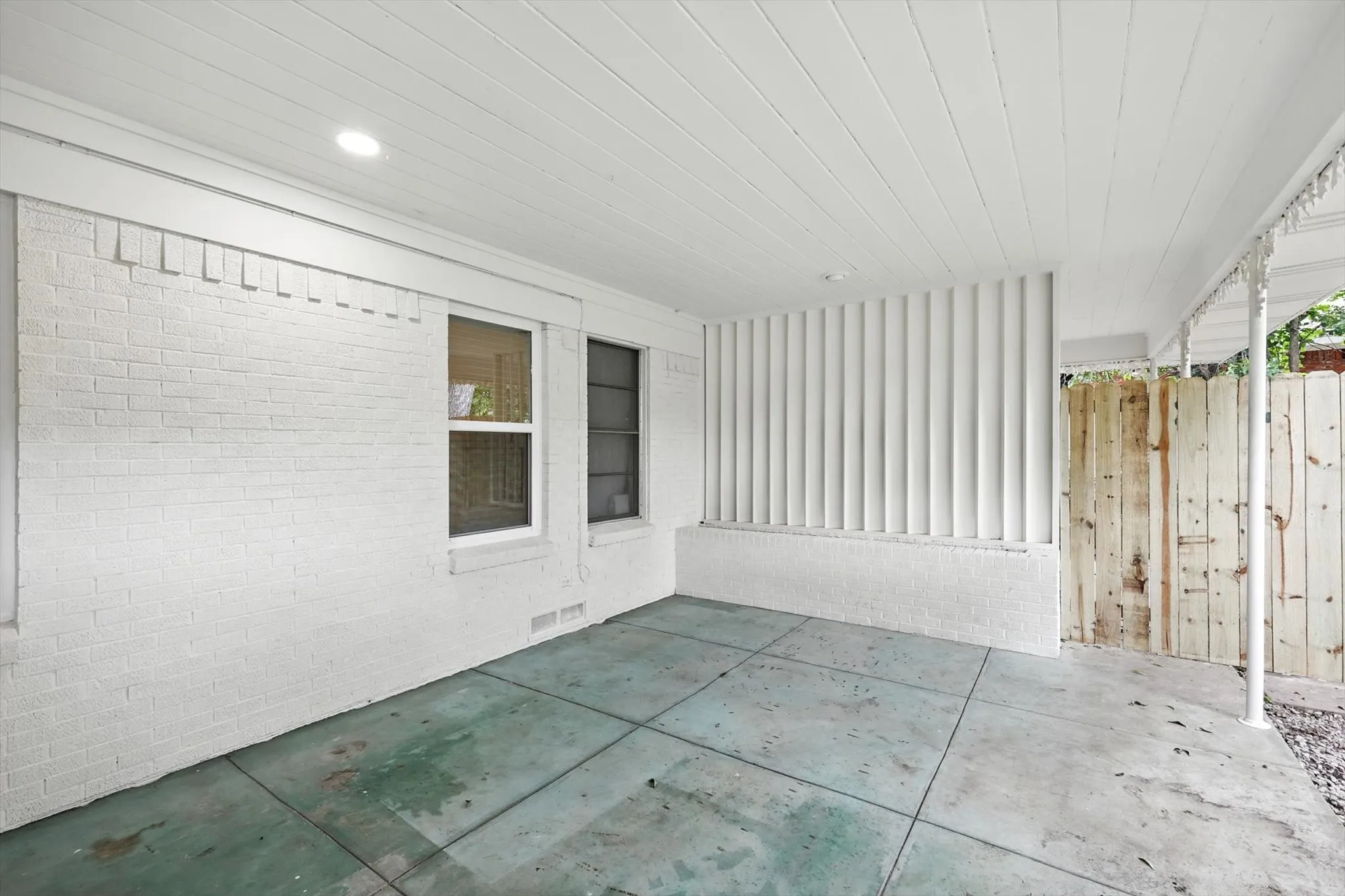 Duplex For Rent in Dallas County , 6519 Ravendale Lane, Dallas, Texas 75214, 2 Bedroom, 2 Bathroom, 2 Garage spaces, 1,061 Sqft, built in 1954, mls#21351428, Real Estate Agent in Dallas, Homes For Rent in Dallas county, Homes For Rent in Dallas, Realtor in Dallas Texas, Real Estate Brokerage Independent Realty Texas, Luminita Cordes Realtor