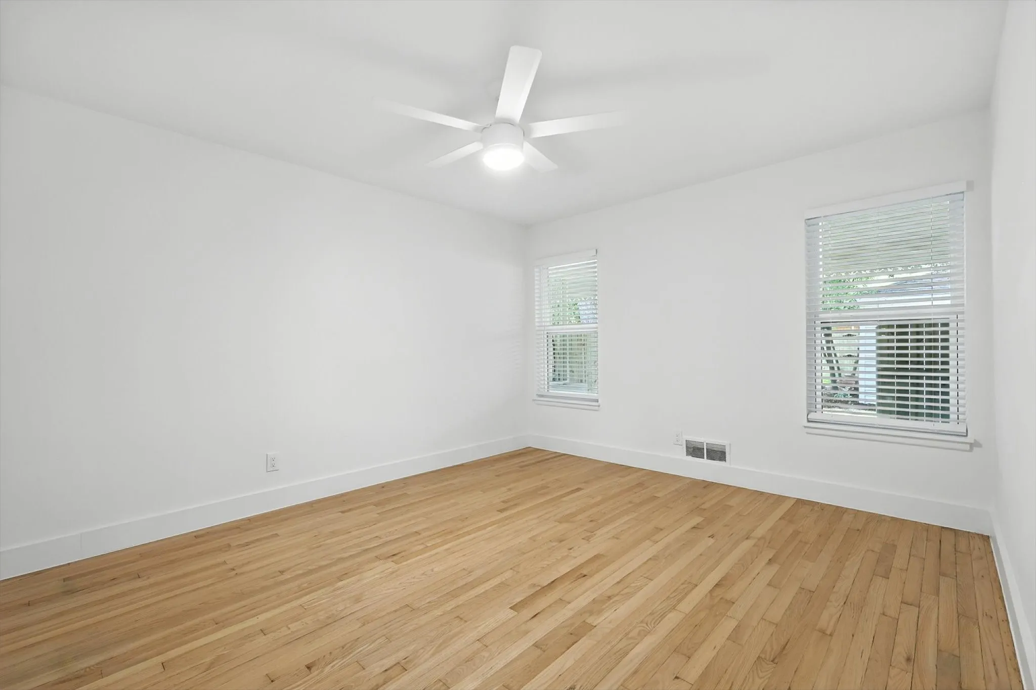 Duplex For Rent in Dallas County , 6519 Ravendale Lane, Dallas, Texas 75214, 2 Bedroom, 2 Bathroom, 2 Garage spaces, 1,061 Sqft, built in 1954, mls#21351428, Real Estate Agent in Dallas, Homes For Rent in Dallas county, Homes For Rent in Dallas, Realtor in Dallas Texas, Real Estate Brokerage Independent Realty Texas, Luminita Cordes Realtor