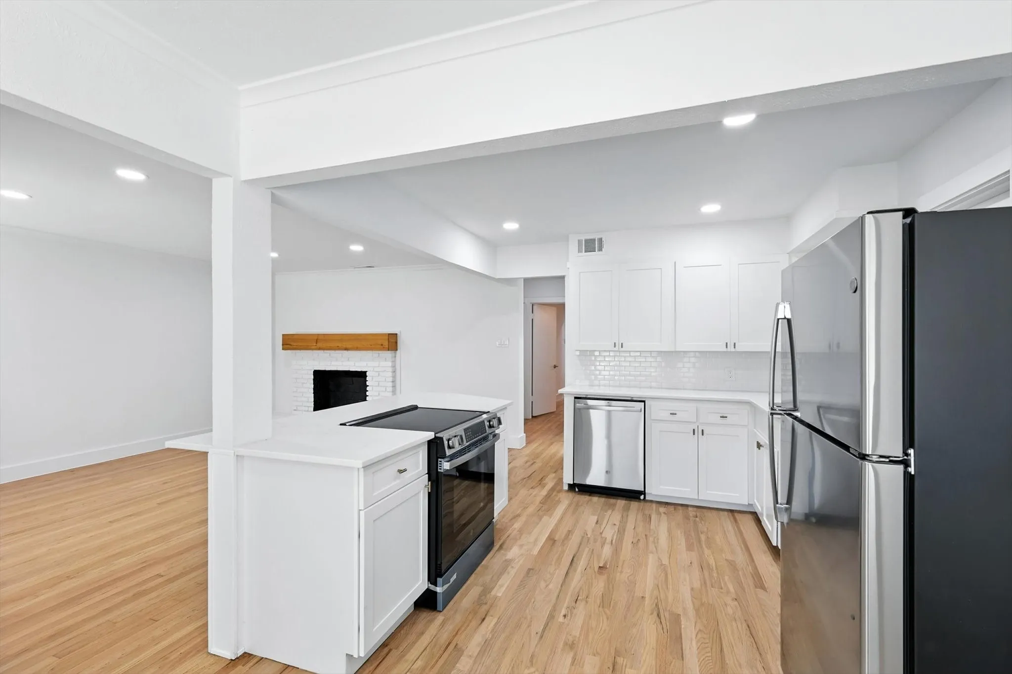 Duplex For Rent in Dallas County , 6519 Ravendale Lane, Dallas, Texas 75214, 2 Bedroom, 2 Bathroom, 2 Garage spaces, 1,061 Sqft, built in 1954, mls#21351428, Real Estate Agent in Dallas, Homes For Rent in Dallas county, Homes For Rent in Dallas, Realtor in Dallas Texas, Real Estate Brokerage Independent Realty Texas, Luminita Cordes Realtor