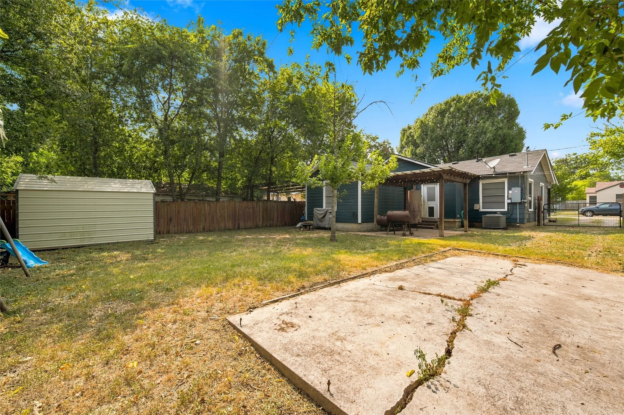 Single Family Residence For Sale in Mc Lennan County , 3116 Summer Avenue, Waco, Texas 76708, 3 Bedroom, 1 Bathroom, Garage spaces, 1,138 Sqft, built in 1950, mls#21350825, Real Estate Agent in Waco, Homes For Sale in Mc Lennan county, Homes For Sale in Waco, Realtor in Waco Texas, Real Estate Brokerage Independent Realty Texas, Luminita Cordes Realtor