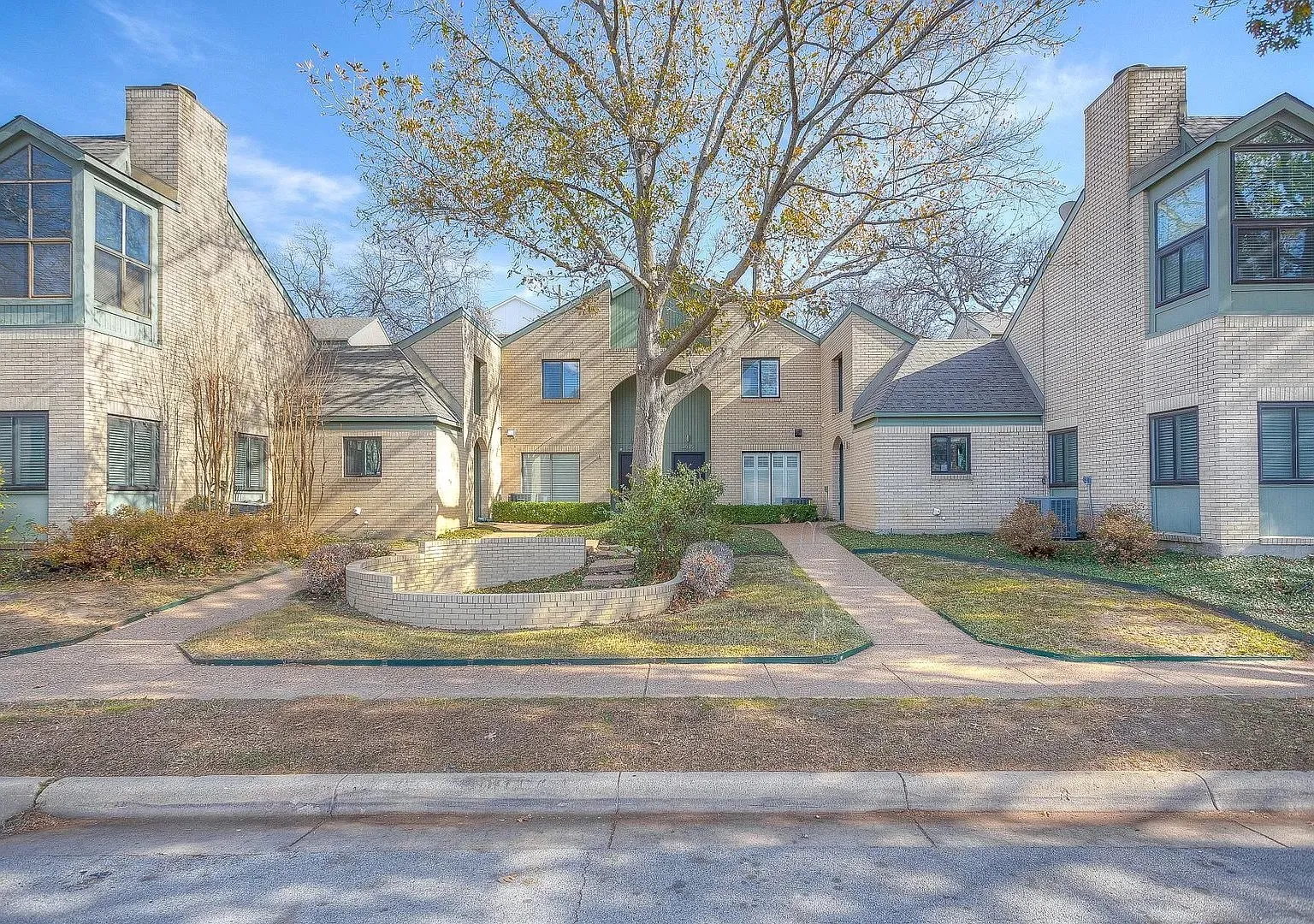Townhouse For Sale in Tarrant County , 2633 Mccart Avenue, Fort Worth, Texas 76110, 2 Bedroom, 3 Bathroom, 2 Garage spaces, 1,680 Sqft, built in 1983, mls#21349084, Real Estate Agent in Fort Worth, Homes For Sale in Tarrant county, Homes For Sale in Fort Worth, Realtor in Fort Worth Texas, Real Estate Brokerage Independent Realty Texas, Luminita Cordes Realtor