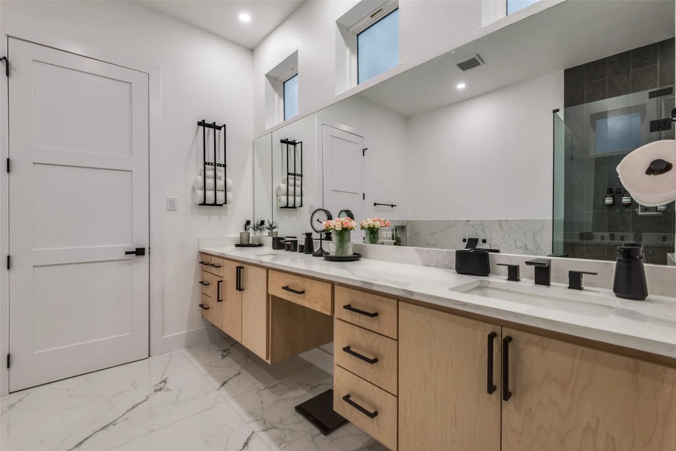 Single Family Residence For Rent in Dallas County , 1904 Pollard Street, Dallas, Texas 75208, 3 Bedroom, 4 Bathroom, 2 Garage spaces, 2,484 Sqft, built in 2022, mls#21346963, Real Estate Agent in Dallas, Homes For Rent in Dallas county, Homes For Rent in Dallas, Realtor in Dallas Texas, Real Estate Brokerage Independent Realty Texas, Luminita Cordes Realtor