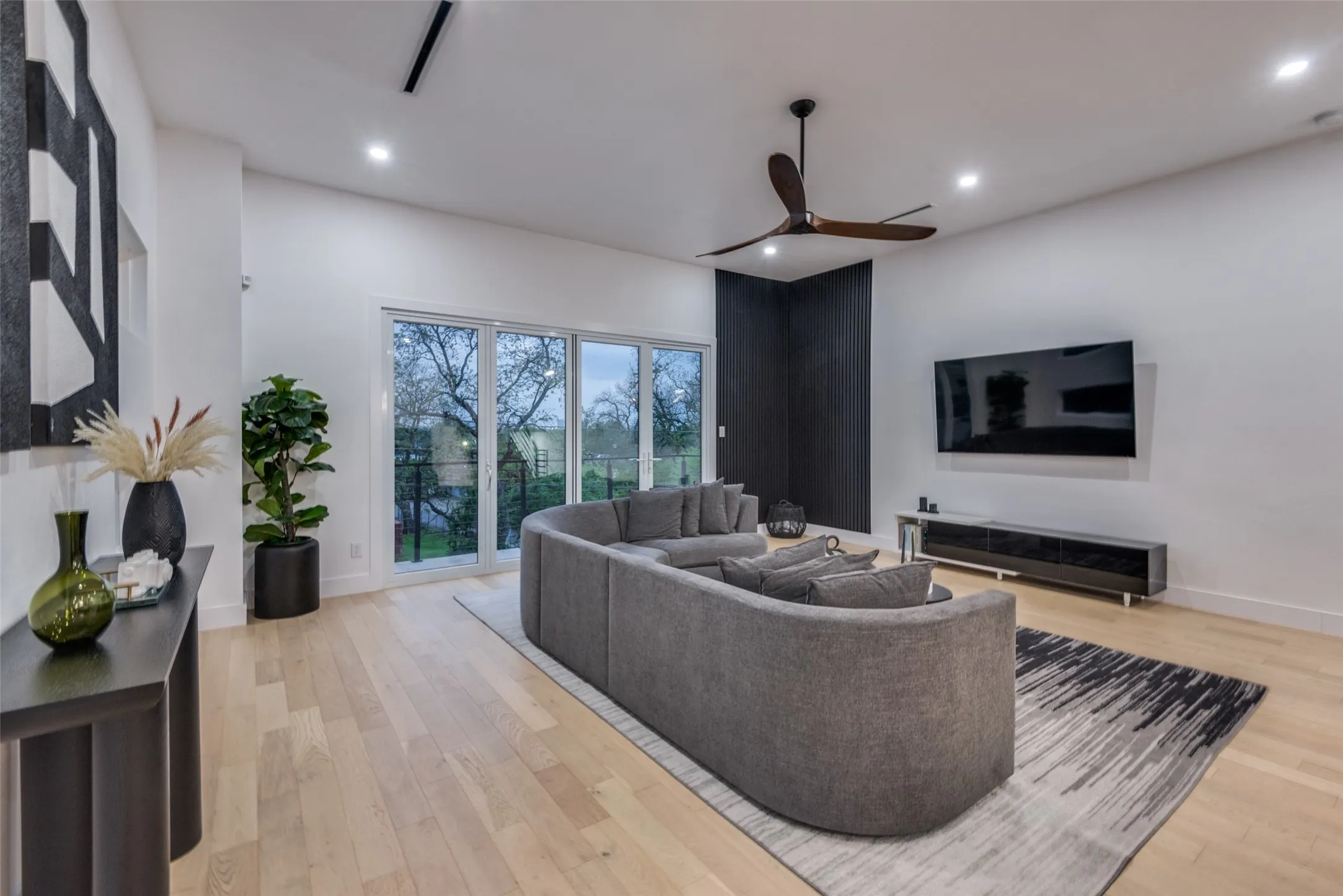 Single Family Residence For Rent in Dallas County , 1904 Pollard Street, Dallas, Texas 75208, 3 Bedroom, 4 Bathroom, 2 Garage spaces, 2,484 Sqft, built in 2022, mls#21346963, Real Estate Agent in Dallas, Homes For Rent in Dallas county, Homes For Rent in Dallas, Realtor in Dallas Texas, Real Estate Brokerage Independent Realty Texas, Luminita Cordes Realtor